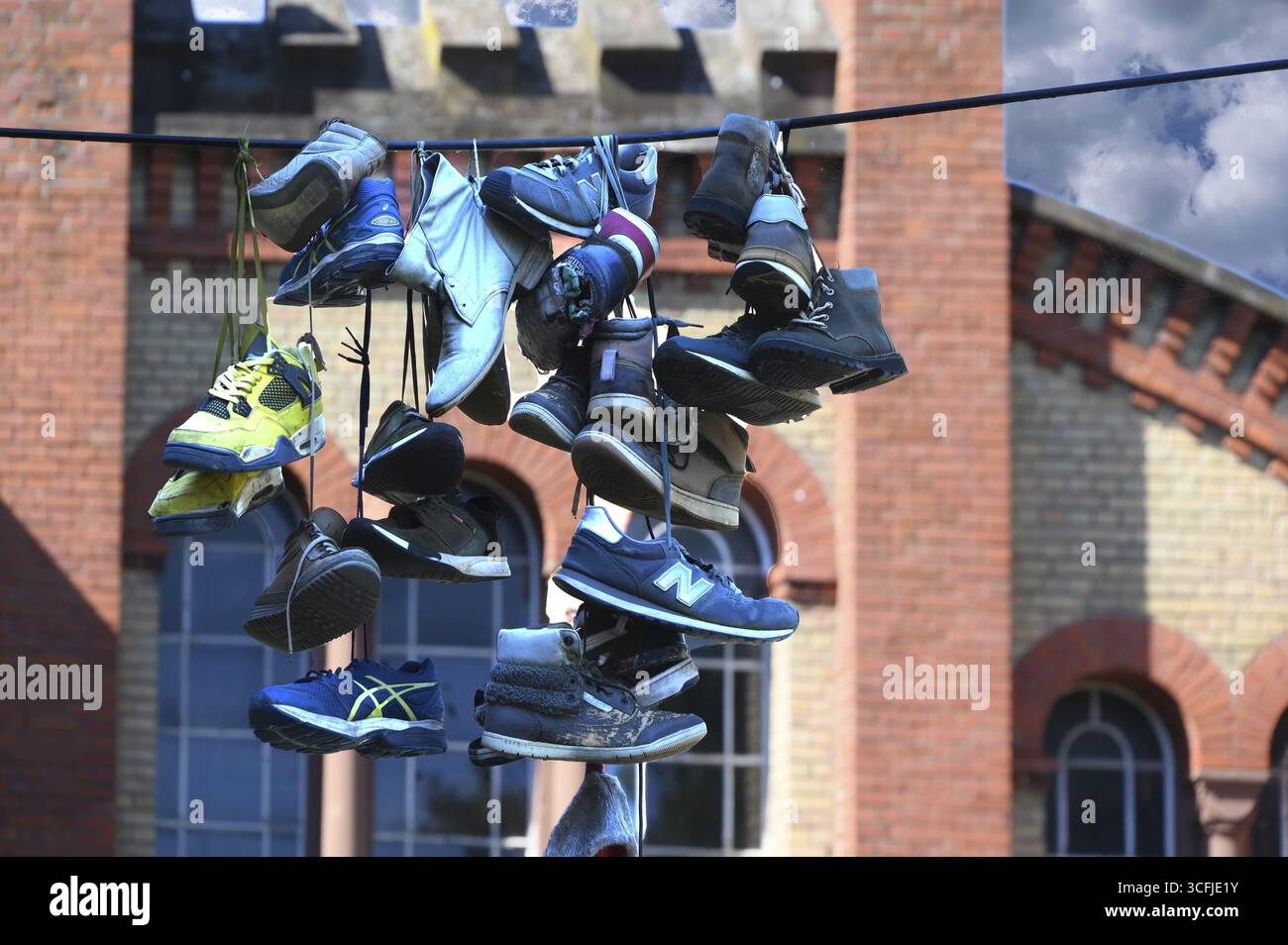 Chaussures suspendues en laisse dans la cour d'une maison résidentielle pour toxicomanes, chaque chaussure rappelle une personne décédée, Bade-Wuerttemberg Banque D'Images