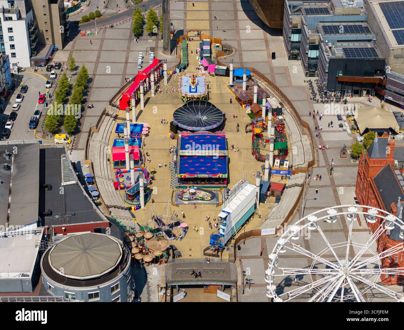 Parc d'attractions d'été installé sur une place publique de Cardiff Bay, la capitale du pays de Galles. Banque D'Images