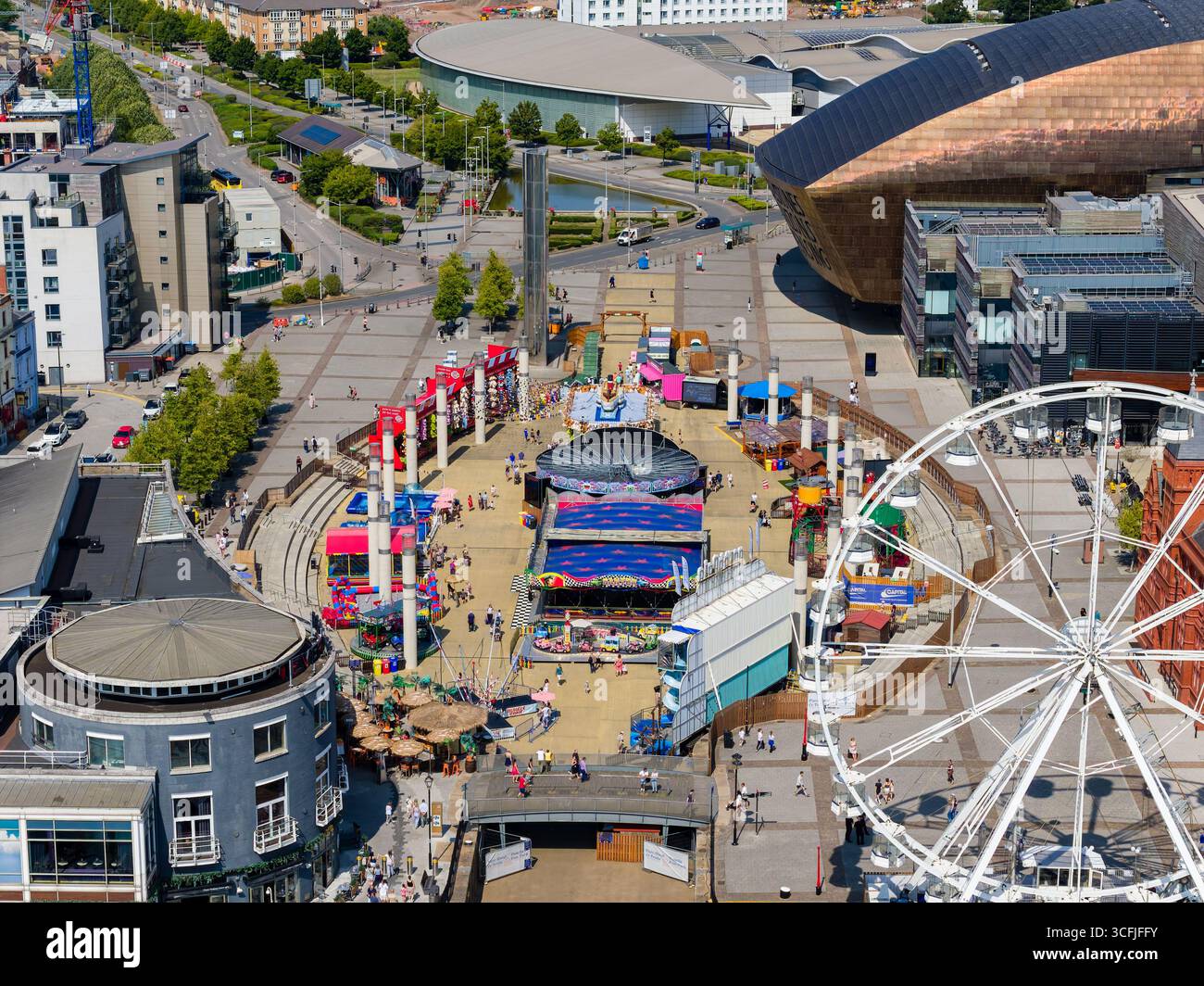 Vue panoramique d'une foire funiculaire à côté du Wales Millennium Centre dans la baie de Cardiff Banque D'Images