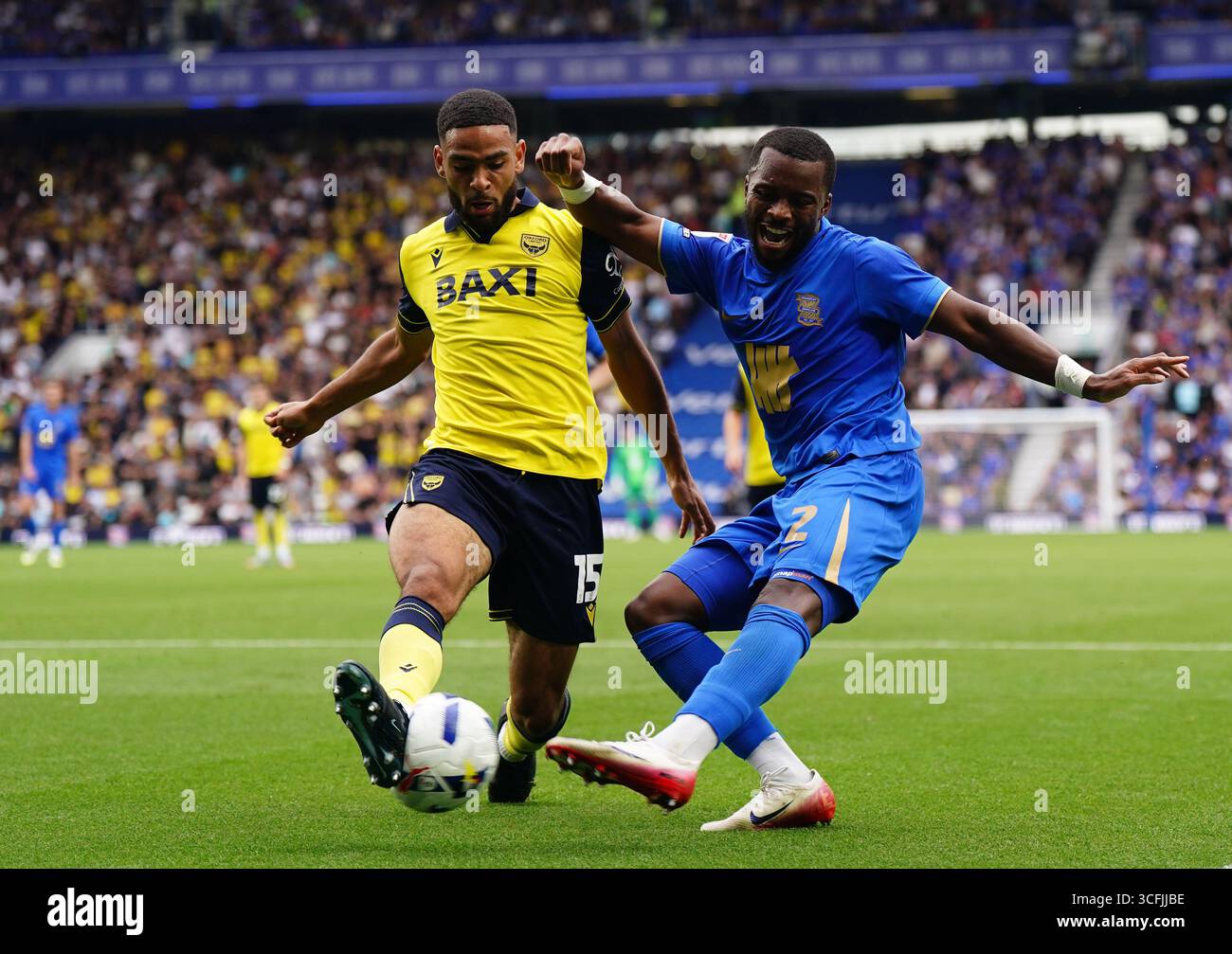 Ethan Laird de Birmingham City et Brodie Spencer d'Oxford United se battent pour le ballon lors du Sky Bet Championship match à Andrew's @ Knighthead Park, Birmingham. Date de la photo : samedi 23 août 2025. Banque D'Images