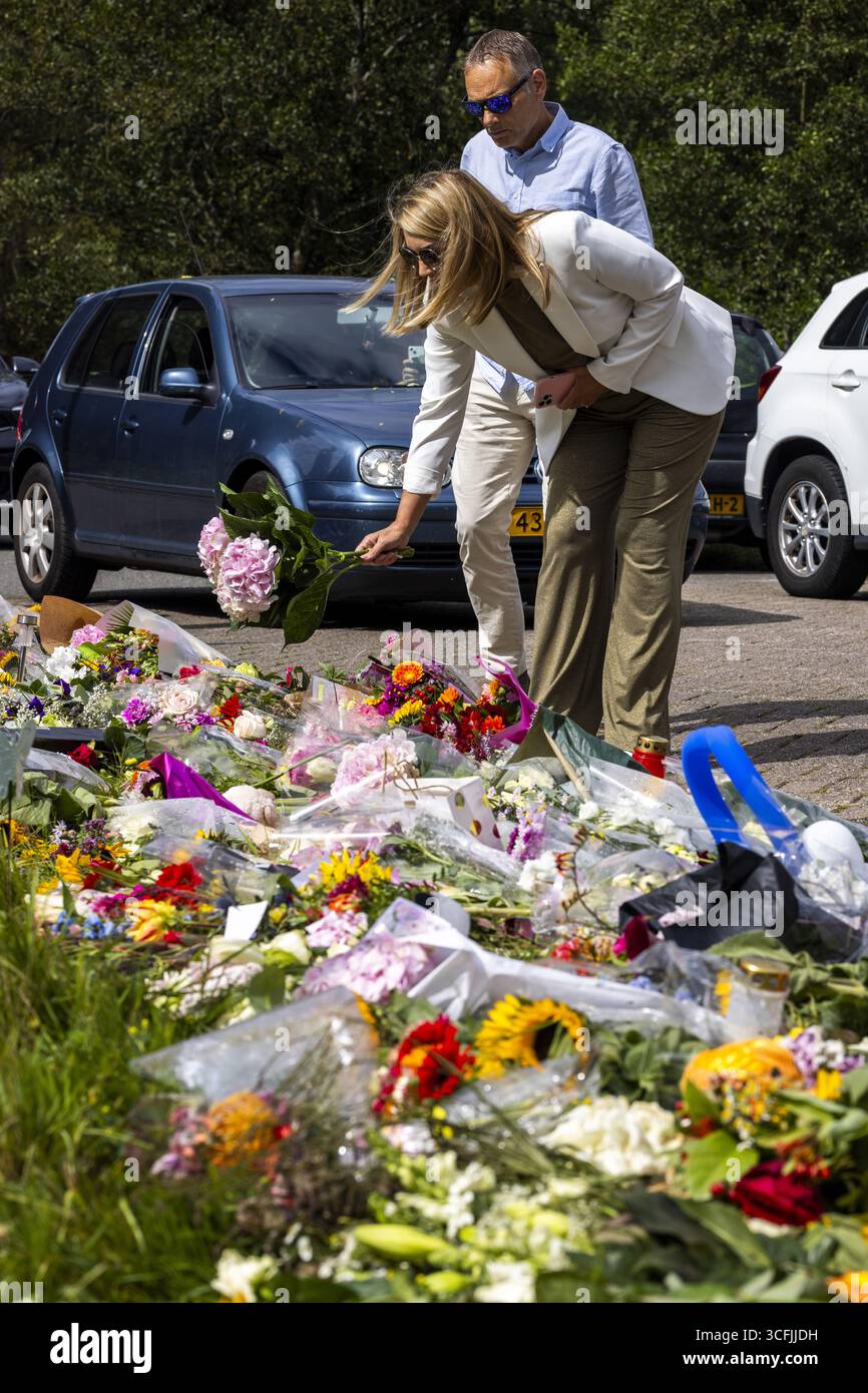 Amsterdam, pays-Bas. 23 août 2025. 12 :37 :18 Duivendrecht, 23-08-2025, des parties intéressées déposent des fleurs à un carrefour le long du Holtenbergweg, non loin de l'endroit où Lisa (17 ans) a été retrouvée morte à la suite d'un crime violent. Photo : NLBEELD/Robert Meerding crédit : NL Beeld / Robert Meerding - Inc crédit : NL Beeld/Alamy Live News Banque D'Images