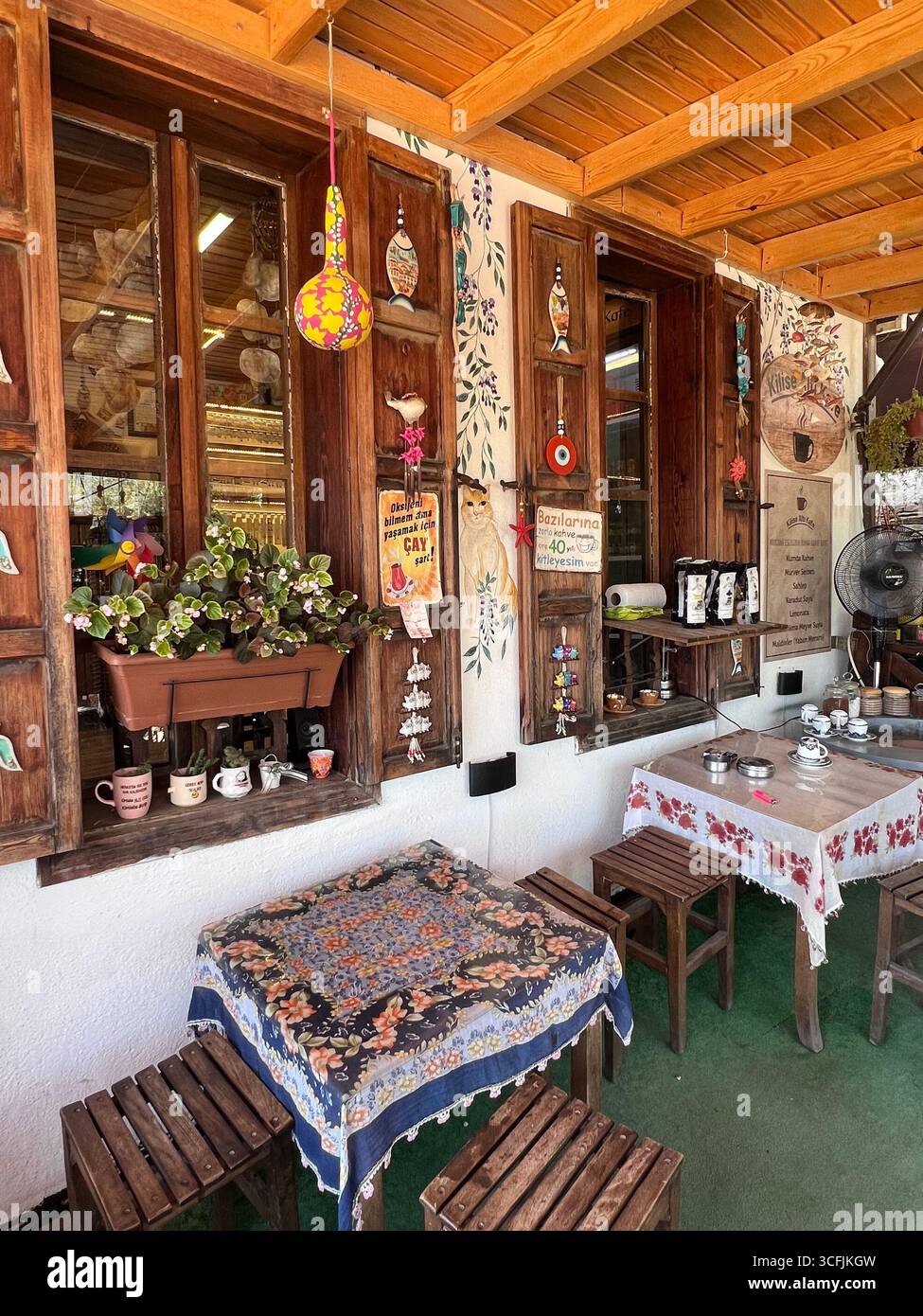 Café rustique traditionnel avec fenêtres en bois et décor artisanal à Şirince, Turquie. Banque D'Images
