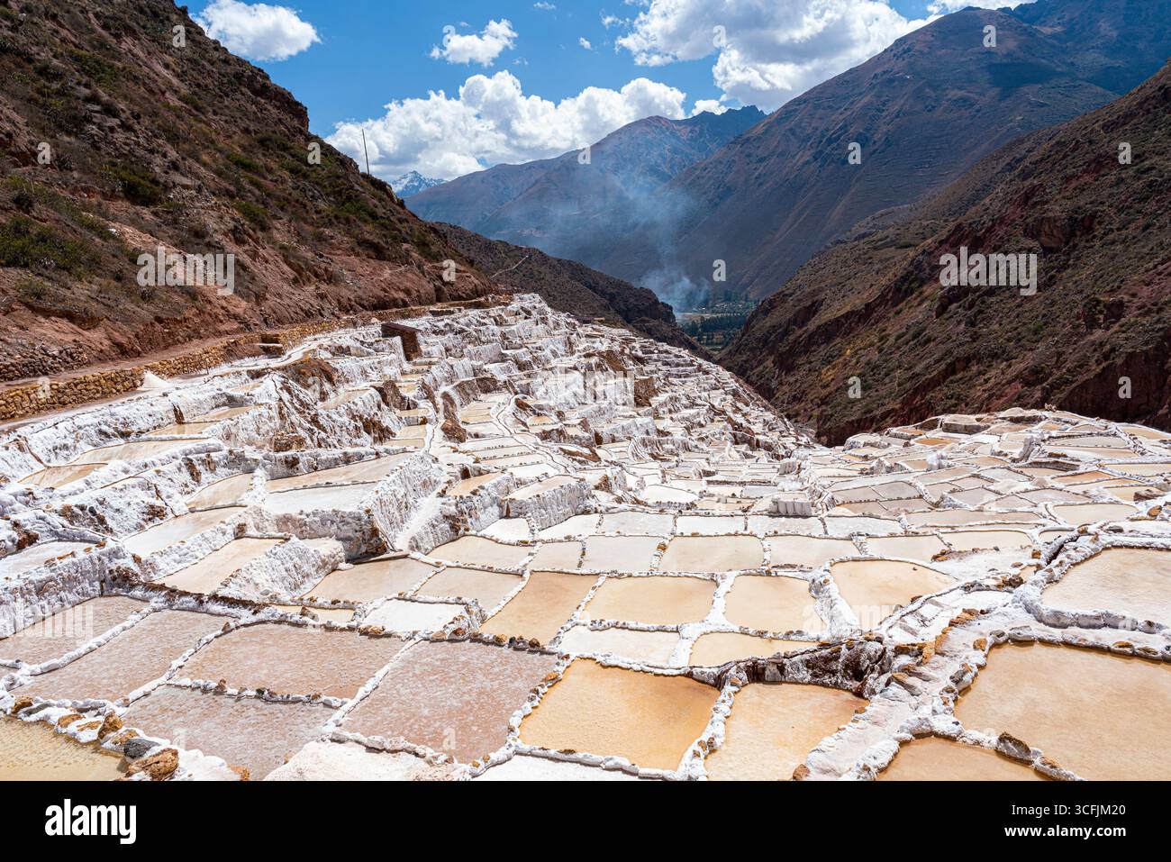 Maras marais salants dans la Vallée sacrée, Cusco, Pérou. Piscines d'évaporation en terrasses utilisées depuis l'époque inca, produisant du sel dans un paysage culturel andin emblématique Banque D'Images