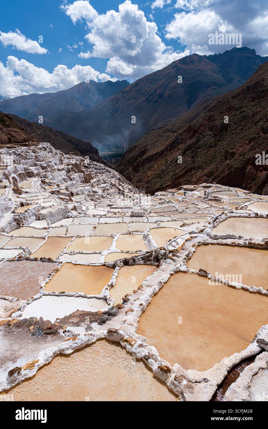 Gros plan des terrasses de sel de Maras à Cusco, Pérou. Anciens étangs inca encore utilisés pour la production traditionnelle de sel, entourés par les pays montagneux des Andes Banque D'Images