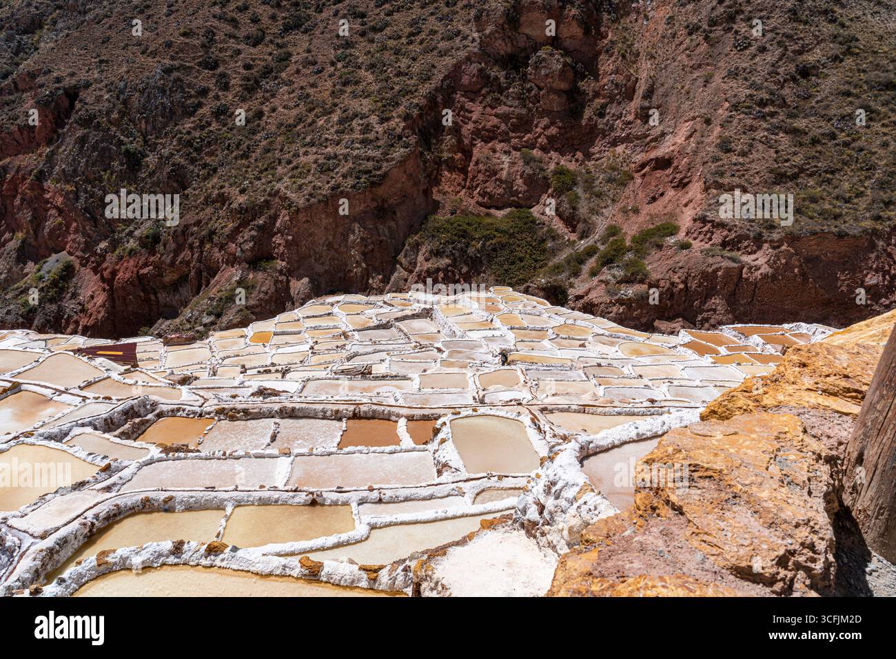 Vue aérienne des terrasses de sel de Maras à Cusco, Pérou. Anciens étangs inca utilisés pour la production traditionnelle de sel, magnifique patrimoine andin et Landma pittoresque Banque D'Images