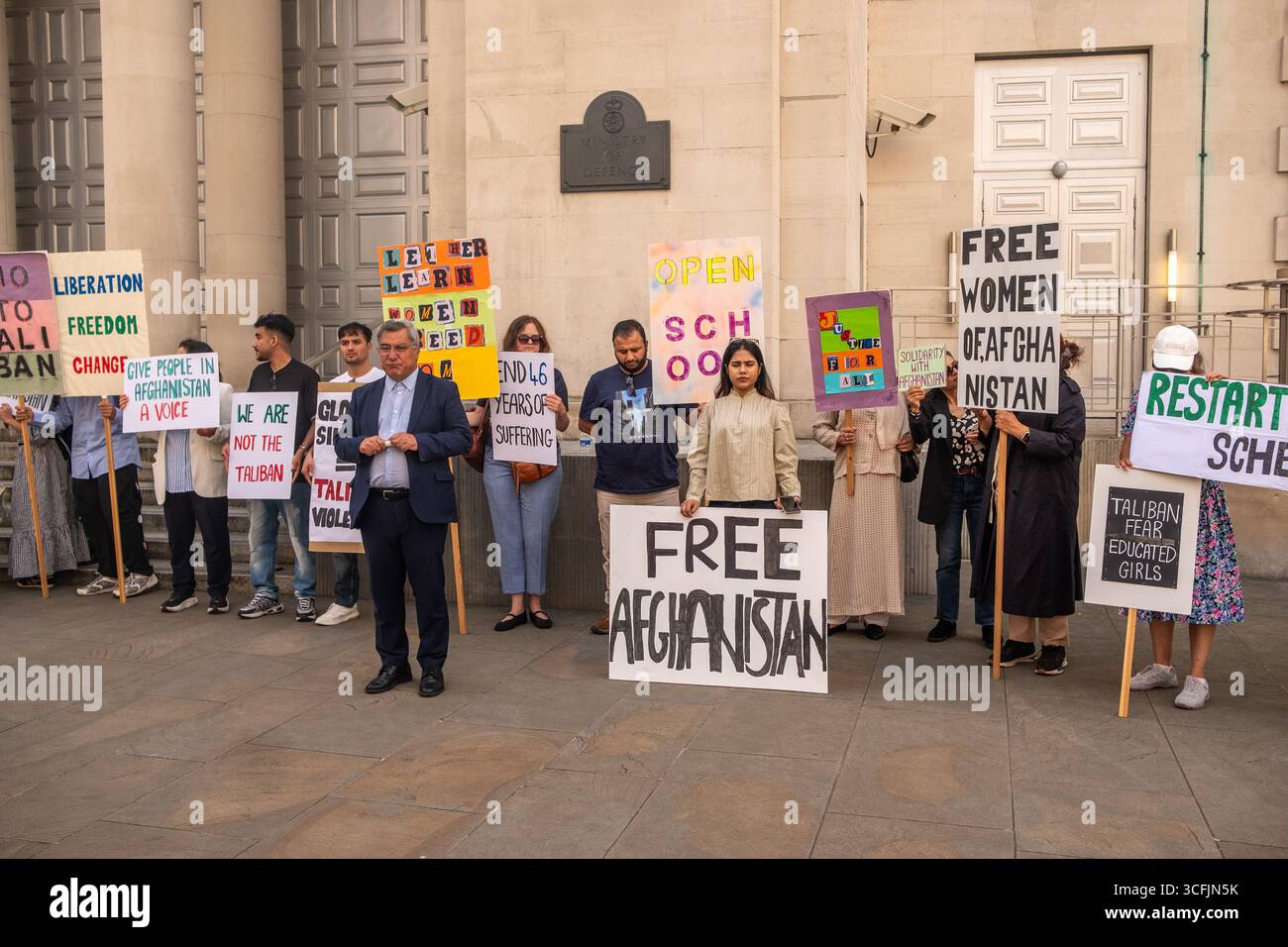 LONDRES - 23 AOÛT 2025 : manifestation devant le ministère de la Défense concernant la politique d'asile afghane et les implications de la violation de données afghanes par le ministère de la Défense Banque D'Images