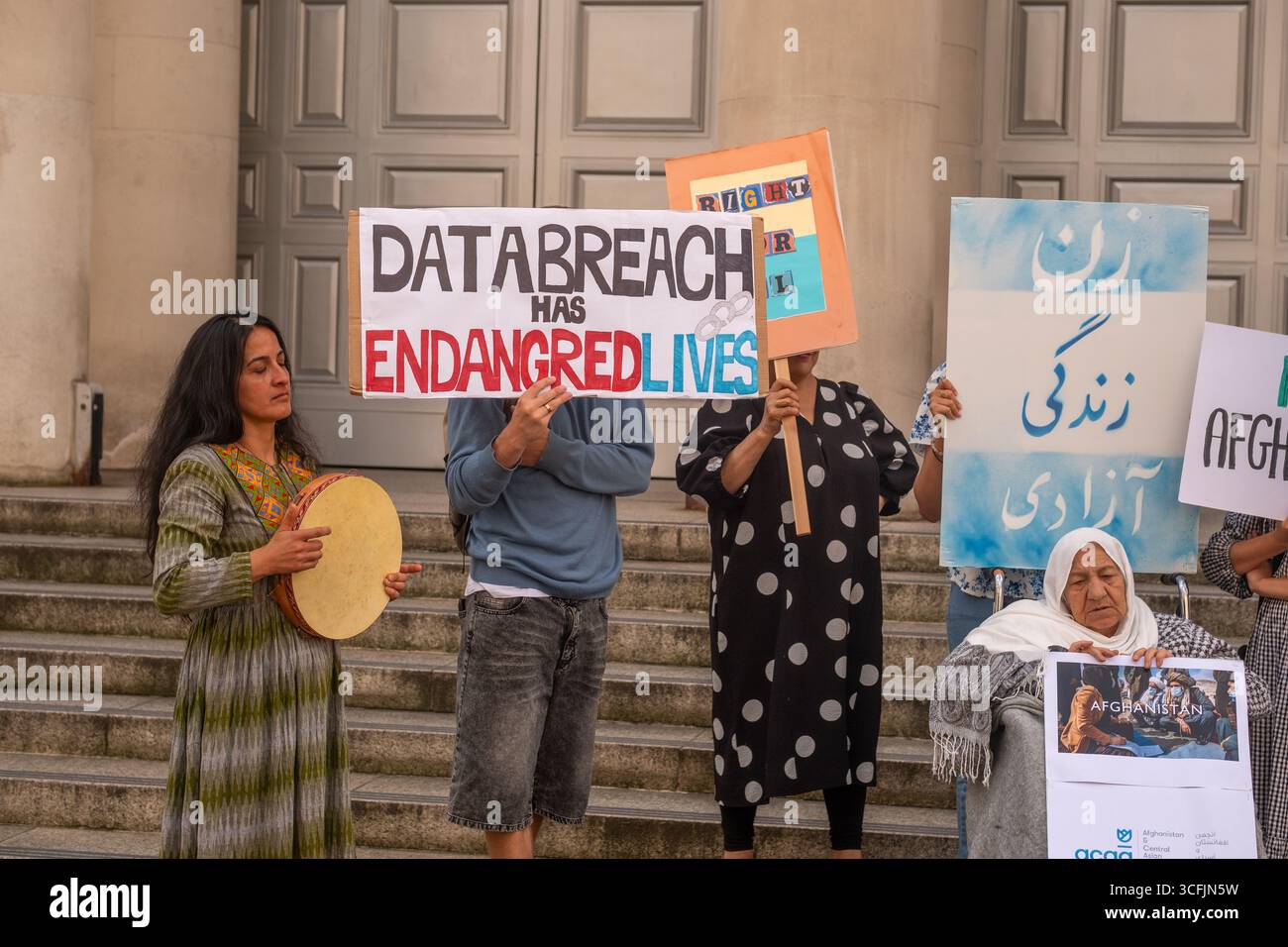 LONDRES - 23 AOÛT 2025 : manifestation devant le ministère de la Défense concernant la politique d'asile afghane et les implications de la violation de données afghanes par le ministère de la Défense Banque D'Images