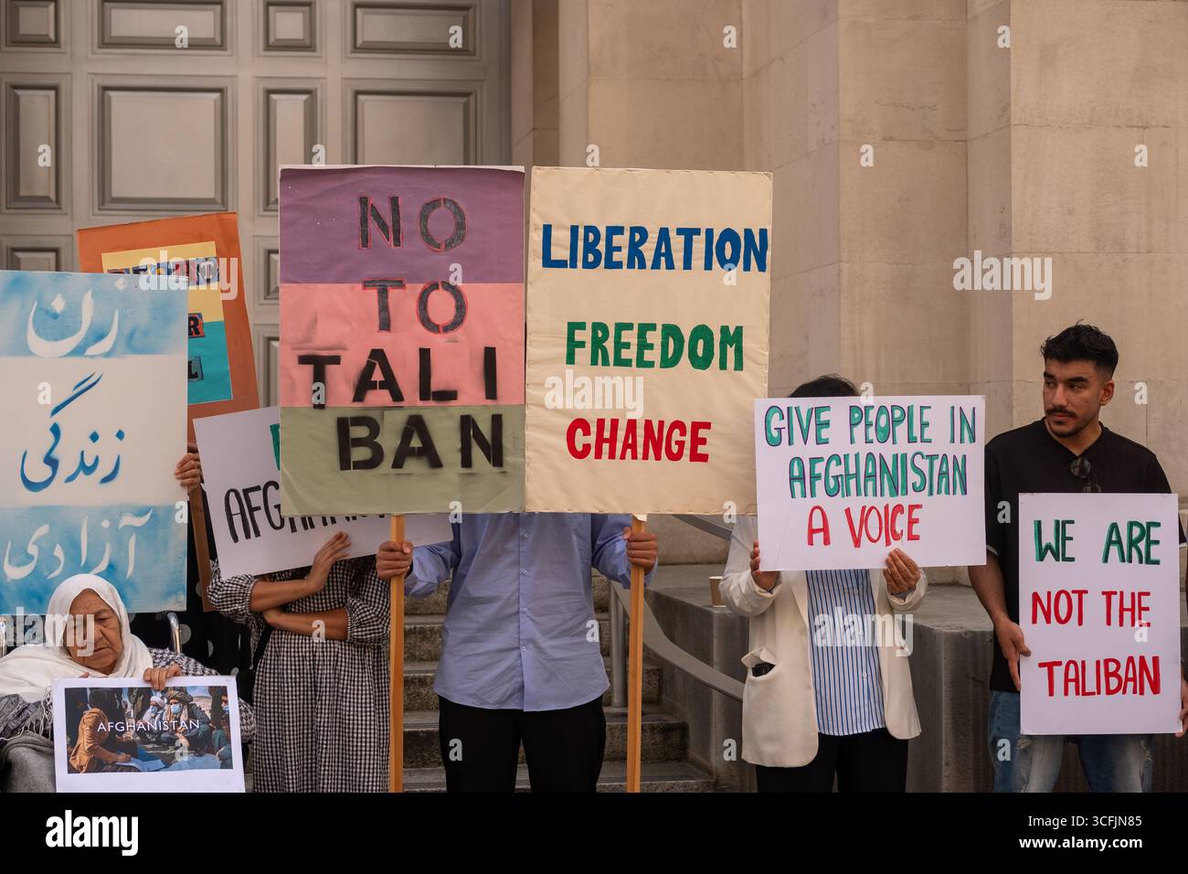 LONDRES - 23 AOÛT 2025 : manifestation devant le ministère de la Défense concernant la politique d'asile afghane et les implications de la violation de données afghanes par le ministère de la Défense Banque D'Images