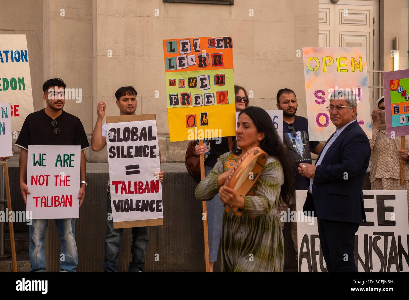 LONDRES - 23 AOÛT 2025 : manifestation devant le ministère de la Défense concernant la politique d'asile afghane et les implications de la violation de données afghanes par le ministère de la Défense Banque D'Images