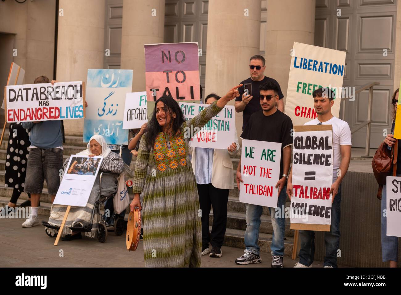 LONDRES - 23 AOÛT 2025 : manifestation devant le ministère de la Défense concernant la politique d'asile afghane et les implications de la violation de données afghanes par le ministère de la Défense Banque D'Images