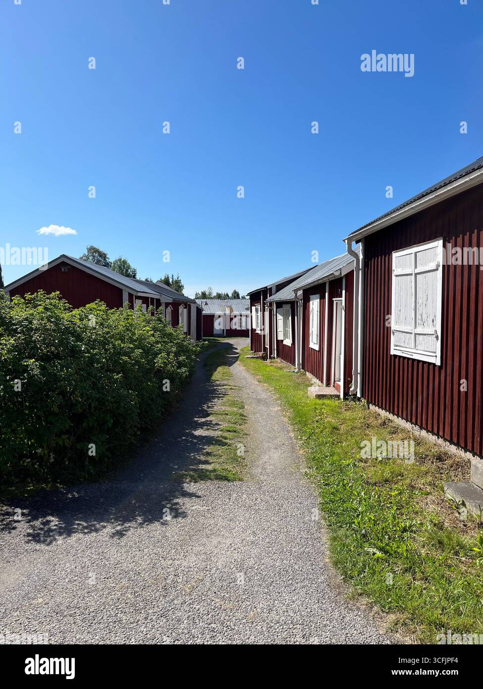 Petites cottages d'église rouge dans le site du patrimoine mondial de l'UNESCO Gammelstad Church Town, Luleå, Suède. - Image de stock capturée avec un smartphone