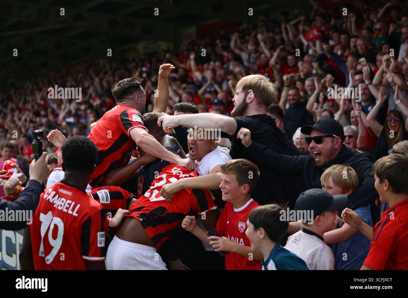 Daniel Ogwuru (obsédé) de Morecambe célèbre avec les fans après avoir marqué son deuxième but lors du match de l'Enterprise National League au Mazuma Mobile Stadium, Morecambe. Date de la photo : samedi 23 août 2025. Banque D'Images