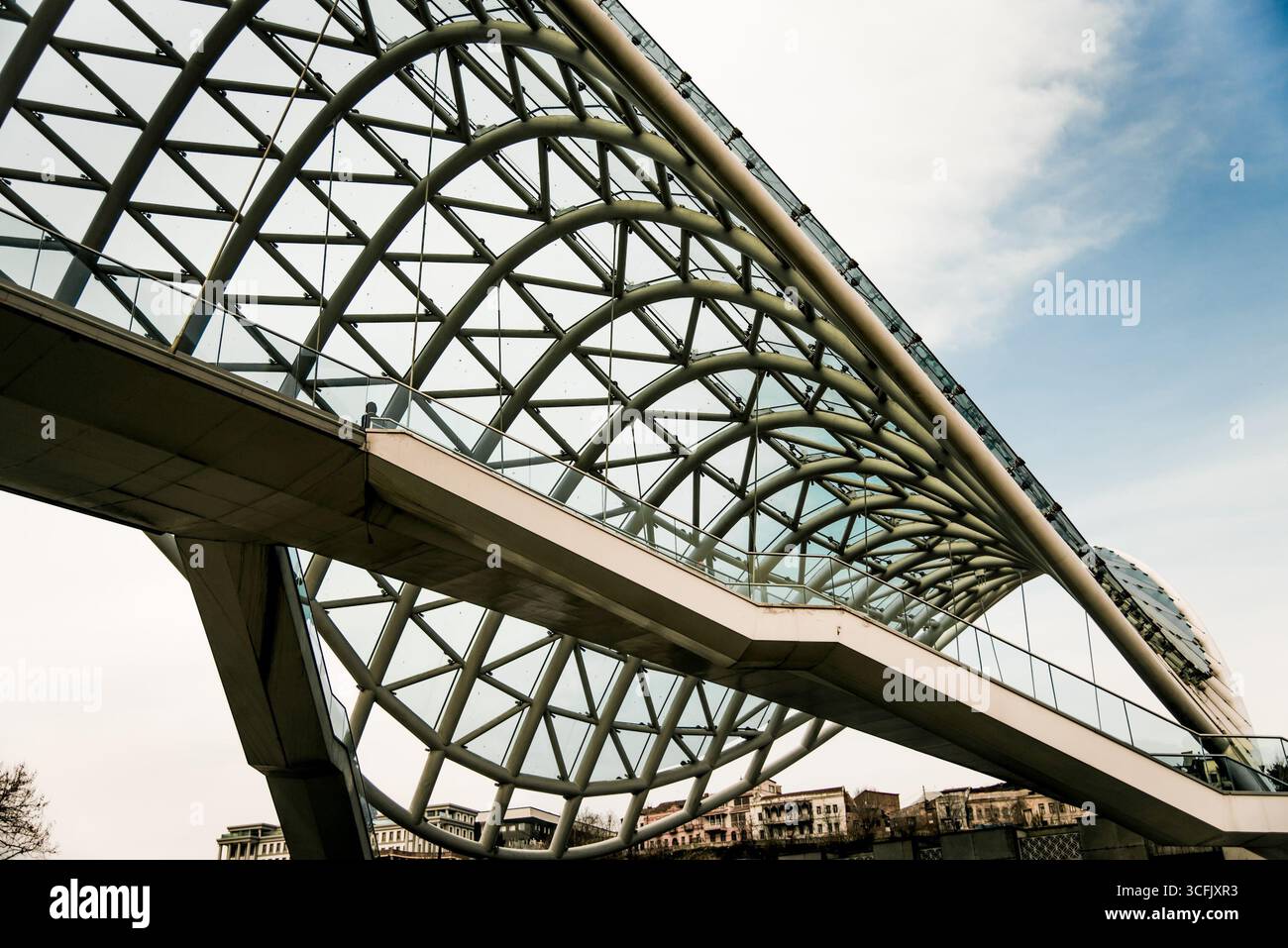 Tbilissi, Géorgie, 12 mars 2019, pont de la paix sur la rivière Kura. Point de repère de la ville Banque D'Images