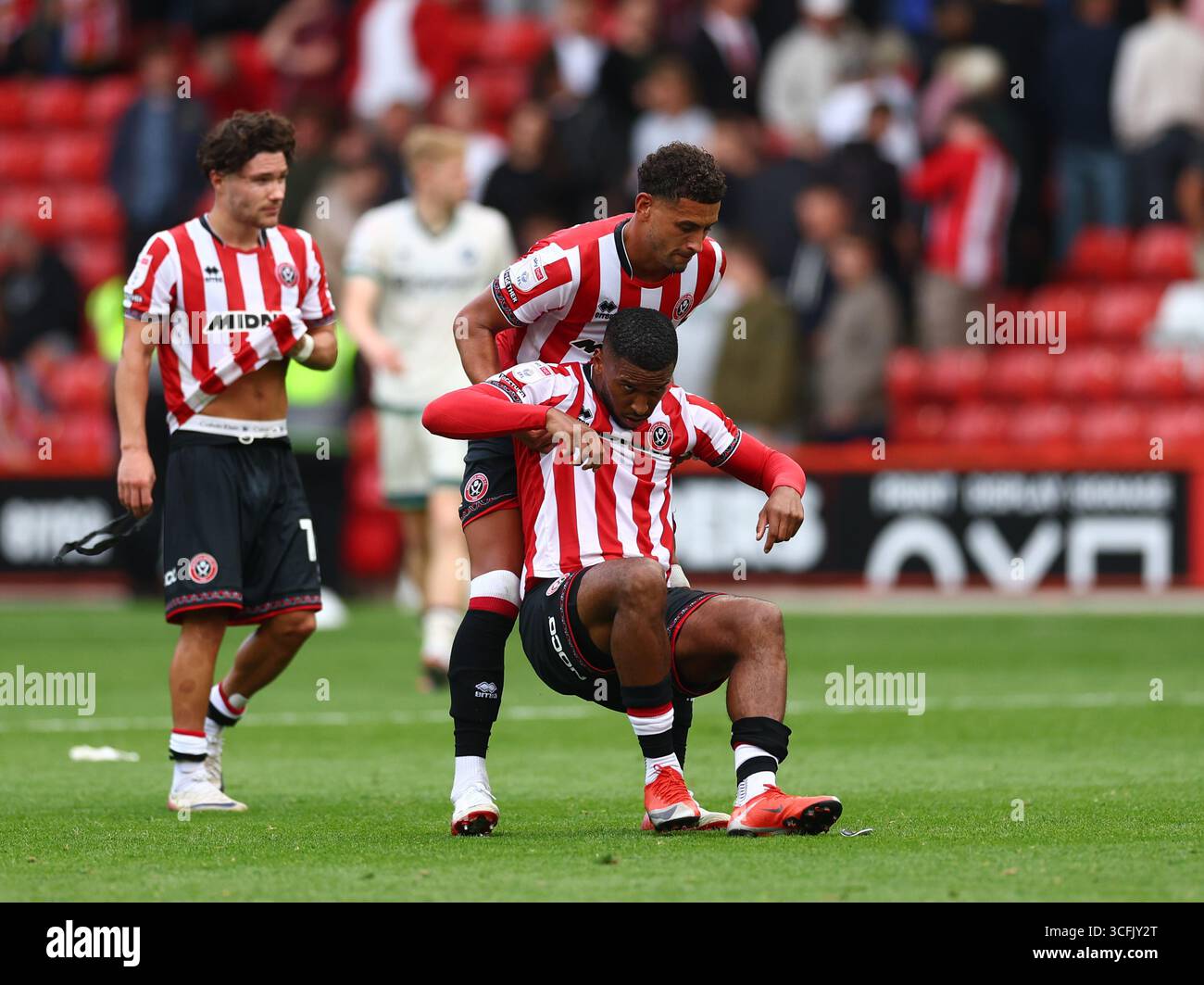 Sheffield, Royaume-Uni. 23 août 2025. Ben Godfrey de Sheffield United soulève Tyrese Campbell de Sheffield United lors du match Sheffield United vs Millwall Sky Bet Championship à Bramall Lane, Sheffield. Le crédit photo devrait se lire : Simon Bellis/Sportimage crédit : Sportimage Ltd/Alamy Live News Banque D'Images