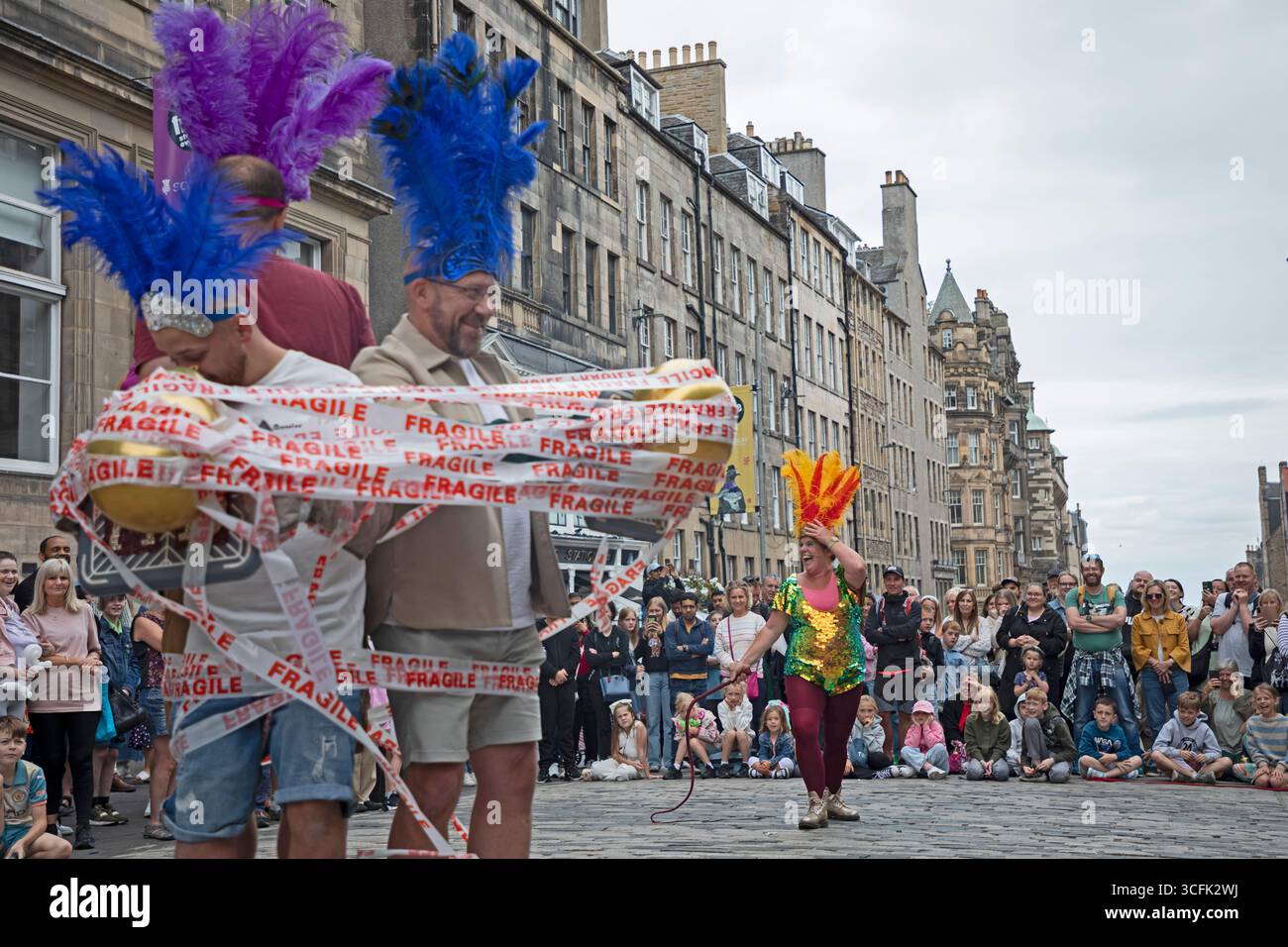 Edinburgh Festival Fringe, Royal Mile, Écosse, Royaume-Uni. Jour 23 du Festival des Arts, 18 degrés centigrades avec nuages et averses légères. Sur la photo : Able Mable enfile ses volontaires et les fouette. Credit : Arch White/Alamy Live news. Banque D'Images