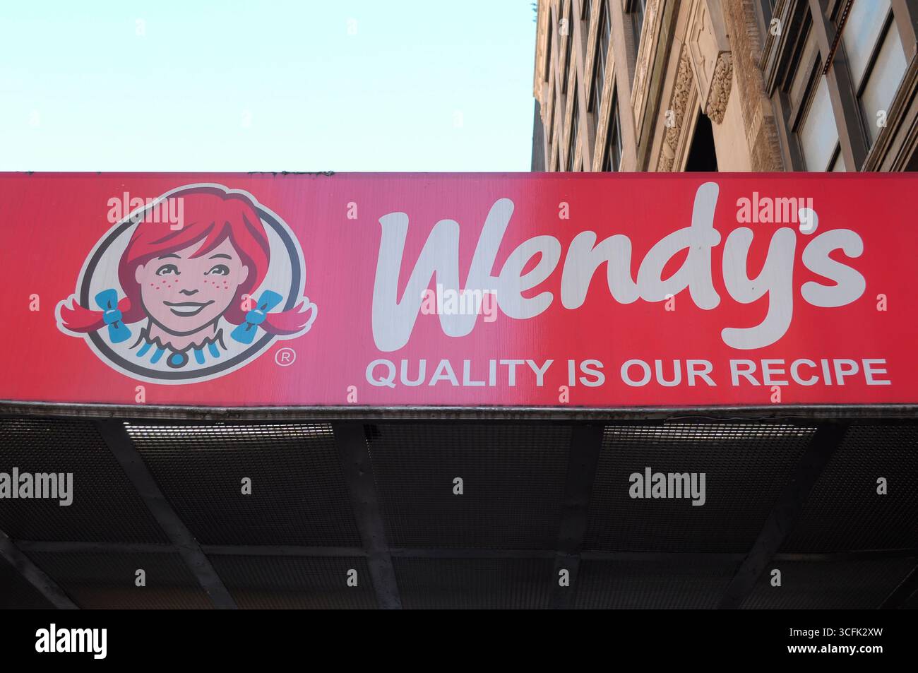 Un restaurant de hamburgers Wendy's est vu à Manhattan, New York. Banque D'Images