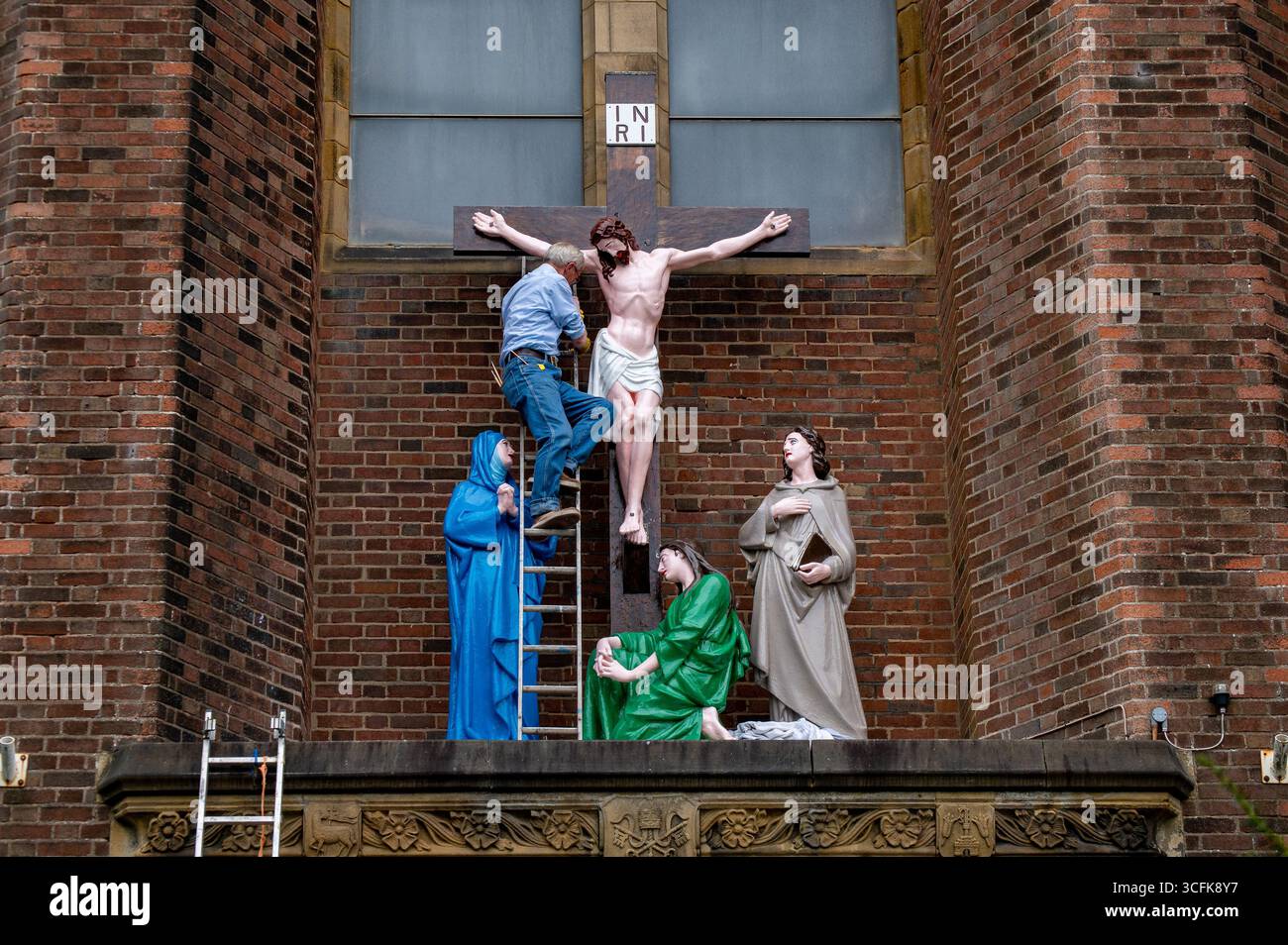 Preston, Lancashire, Royaume-Uni 23 août 2025 Jésus sur la croix obtenant une nouvelle couche de peinture à l'église catholique St Gregory, Preston, Lancashire. Crédit : John Eveson/Alamy Live News Banque D'Images