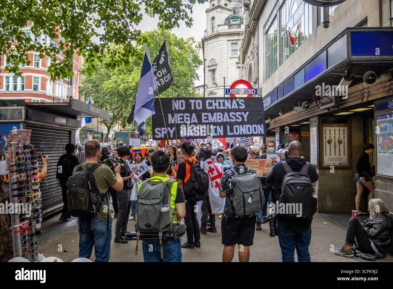 Les Hongkongais et les membres de la diaspora chinoise se sont rassemblés dans le centre de Londres pour protester contre le projet de construction d'une méga ambassade chinoise. Les manifestants ont exprimé leurs inquiétudes quant à l’influence de Pékin et ont soulevé des questions de droits humains, appelant le gouvernement britannique à arrêter le projet. Banque D'Images