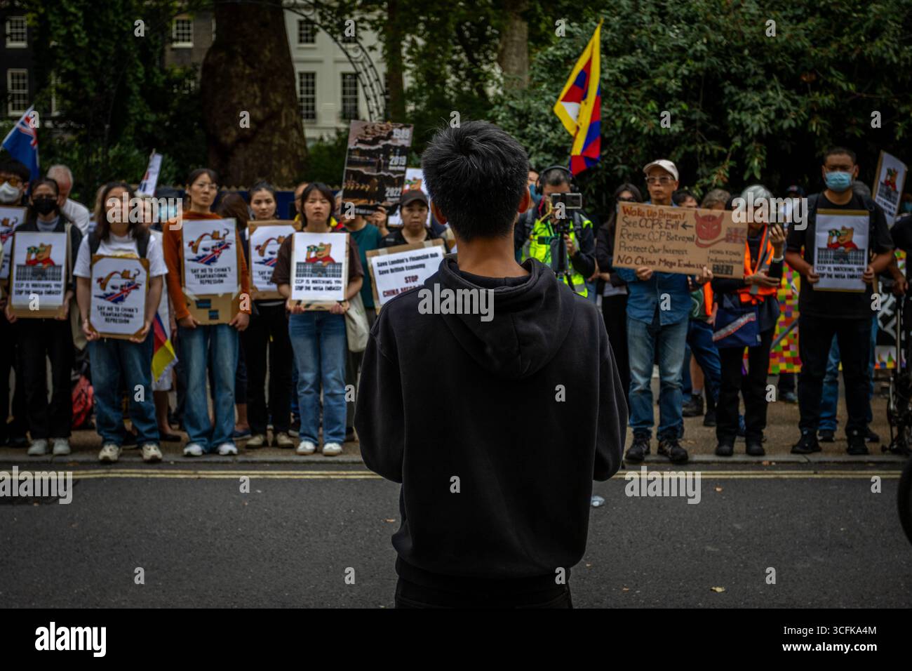 Les Hongkongais et les membres de la diaspora chinoise se sont rassemblés dans le centre de Londres pour protester contre le projet de construction d'une méga ambassade chinoise. Les manifestants ont exprimé leurs inquiétudes quant à l’influence de Pékin et ont soulevé des questions de droits humains, appelant le gouvernement britannique à arrêter le projet. Banque D'Images