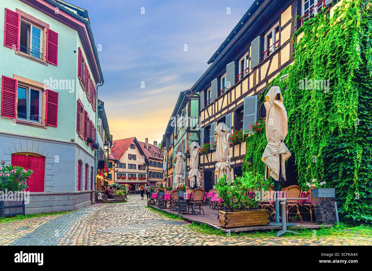 Vieille ville Strasbourg ville historique Centre ville la petite France, rue piétonne avec maisons médiévales, vieux bâtiments colorés, restaurant de rue Banque D'Images