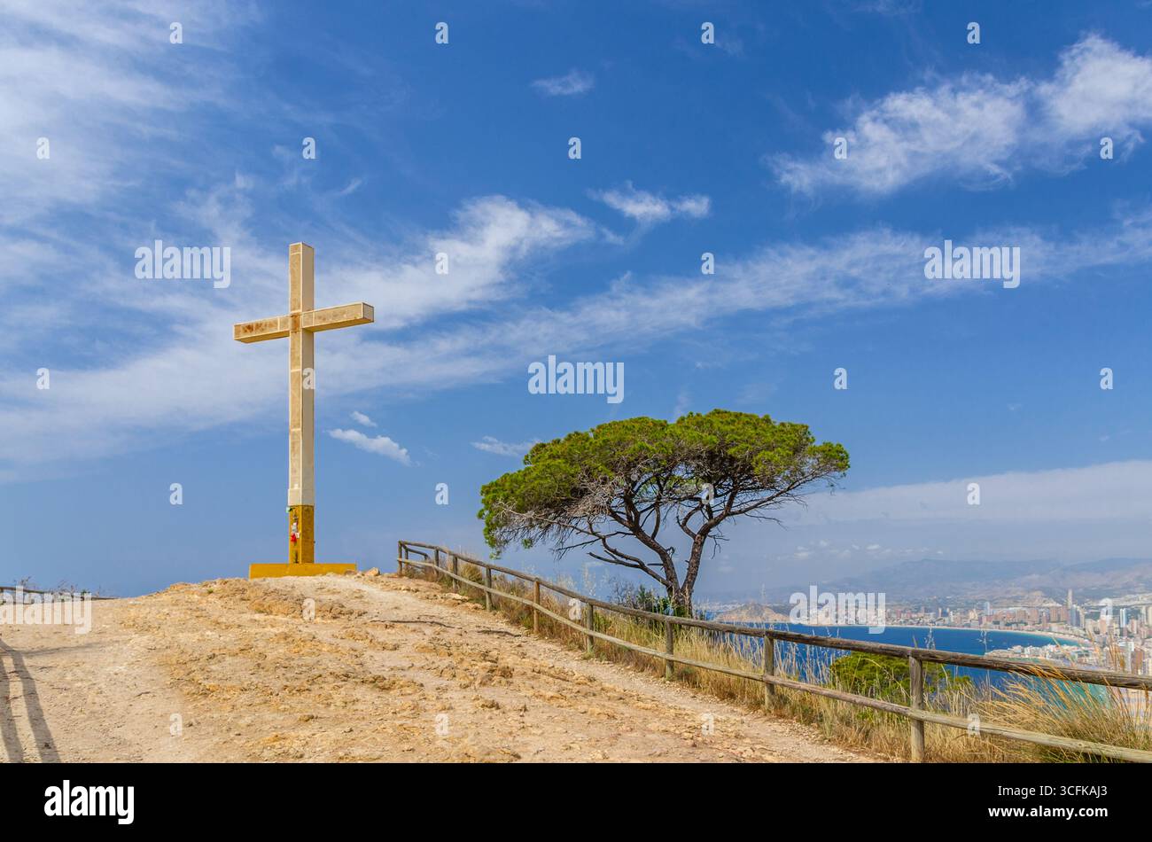 La Cruz de Benidorm la Creu croix géante sur la colline de montagne Serra Gelada parc naturel, vue aérienne de l'eau de la mer Méditerranée avec Costa Blanca côte et Banque D'Images