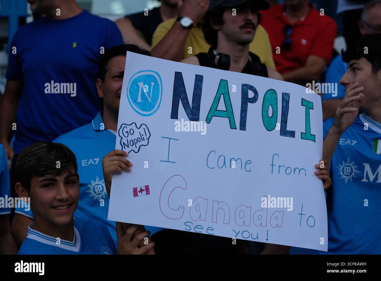 Reggio Emilia, Italie. 23 août 2025. Supporters de l'équipe SSC Napoli avant le match de football entre l'US Sassuolo Calcio et la SSC Napoli, MD1 du championnat italien de football Serie A Enilive 2025/2026 au Mapei Stadium le 23 août 2025, Reggio Emilia, Italie. Crédit : Roberto Tommasini/Alamy Live News Banque D'Images