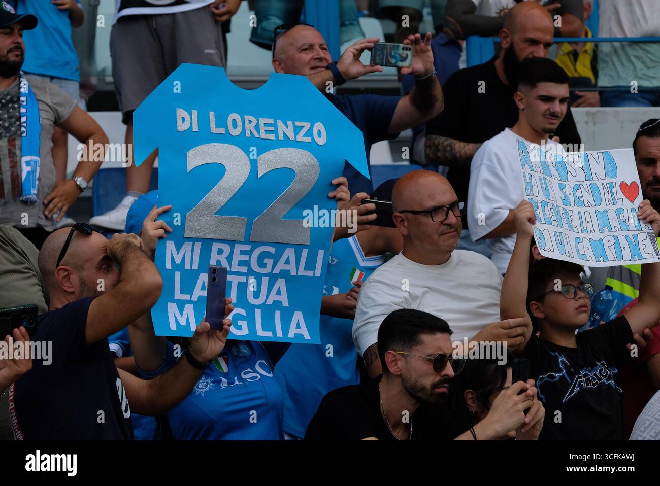 Reggio Emilia, Italie. 23 août 2025. Supporters de l'équipe SSC Napoli avant le match de football entre l'US Sassuolo Calcio et la SSC Napoli, MD1 du championnat italien de football Serie A Enilive 2025/2026 au Mapei Stadium le 23 août 2025, Reggio Emilia, Italie. Crédit : Roberto Tommasini/Alamy Live News Banque D'Images