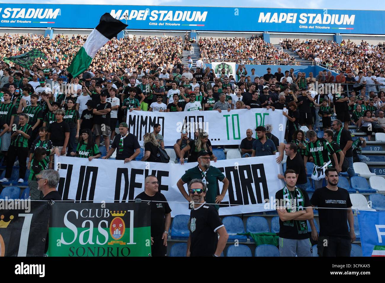 Reggio Emilia, Italie. 23 août 2025. Supporters de l'US Sassuolo Calcio lors du match de football entre l'US Sassuolo Calcio et la SSC Napoli, MD1 du championnat italien de football Serie A Enilive 2025/2026 au Mapei Stadium le 23 août 2025, Reggio Emilia, Italie. Crédit : Roberto Tommasini/Alamy Live News Banque D'Images