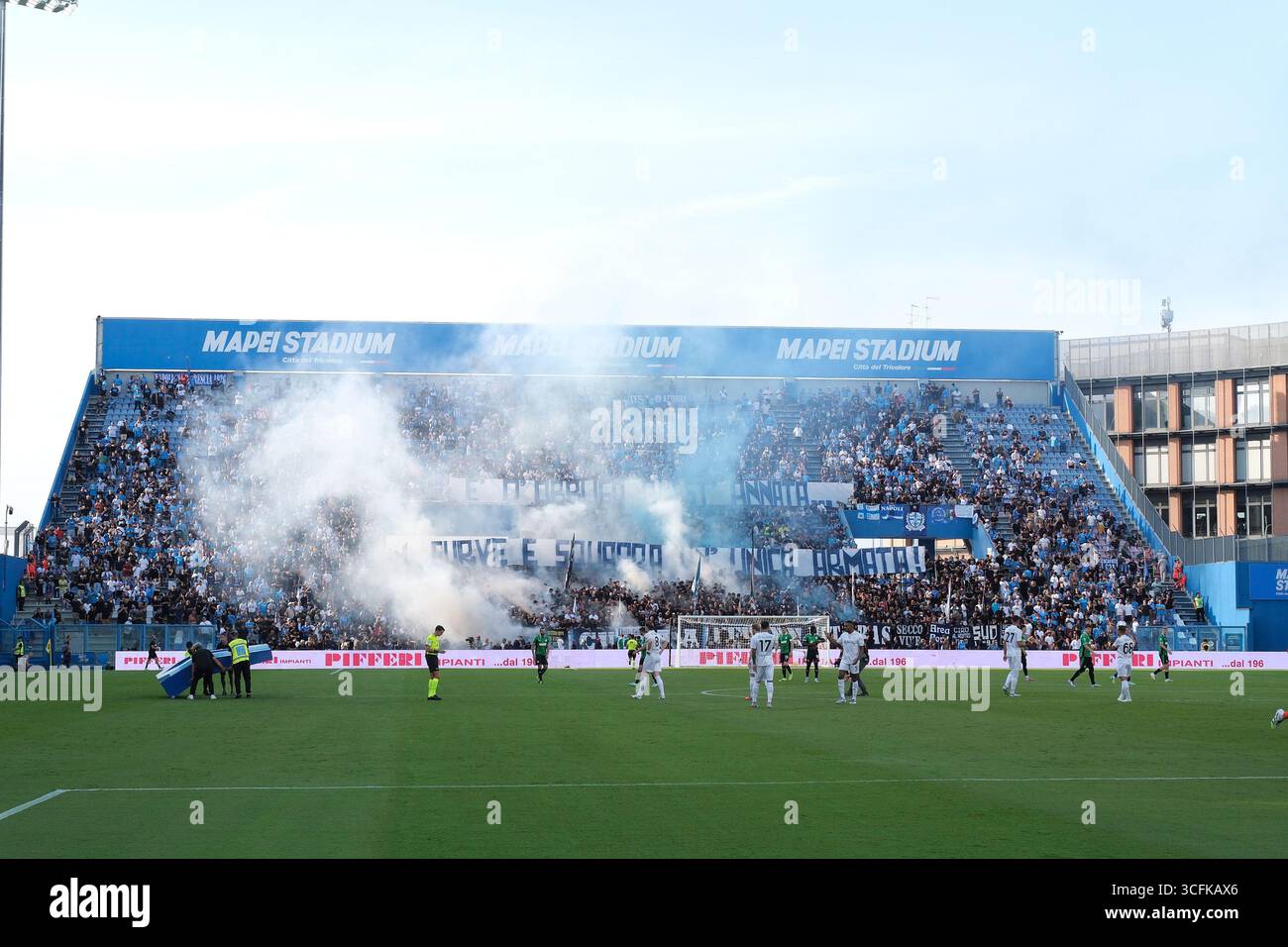 Reggio Emilia, Italie. 23 août 2025. Supporters de SSC Napoli lors du match de football entre l'US Sassuolo Calcio et SSC Napoli, MD1 du championnat italien de football Serie A Enilive 2025/2026 au Mapei Stadium le 23 août 2025, Reggio Emilia, Italie. Crédit : Roberto Tommasini/Alamy Live News Banque D'Images