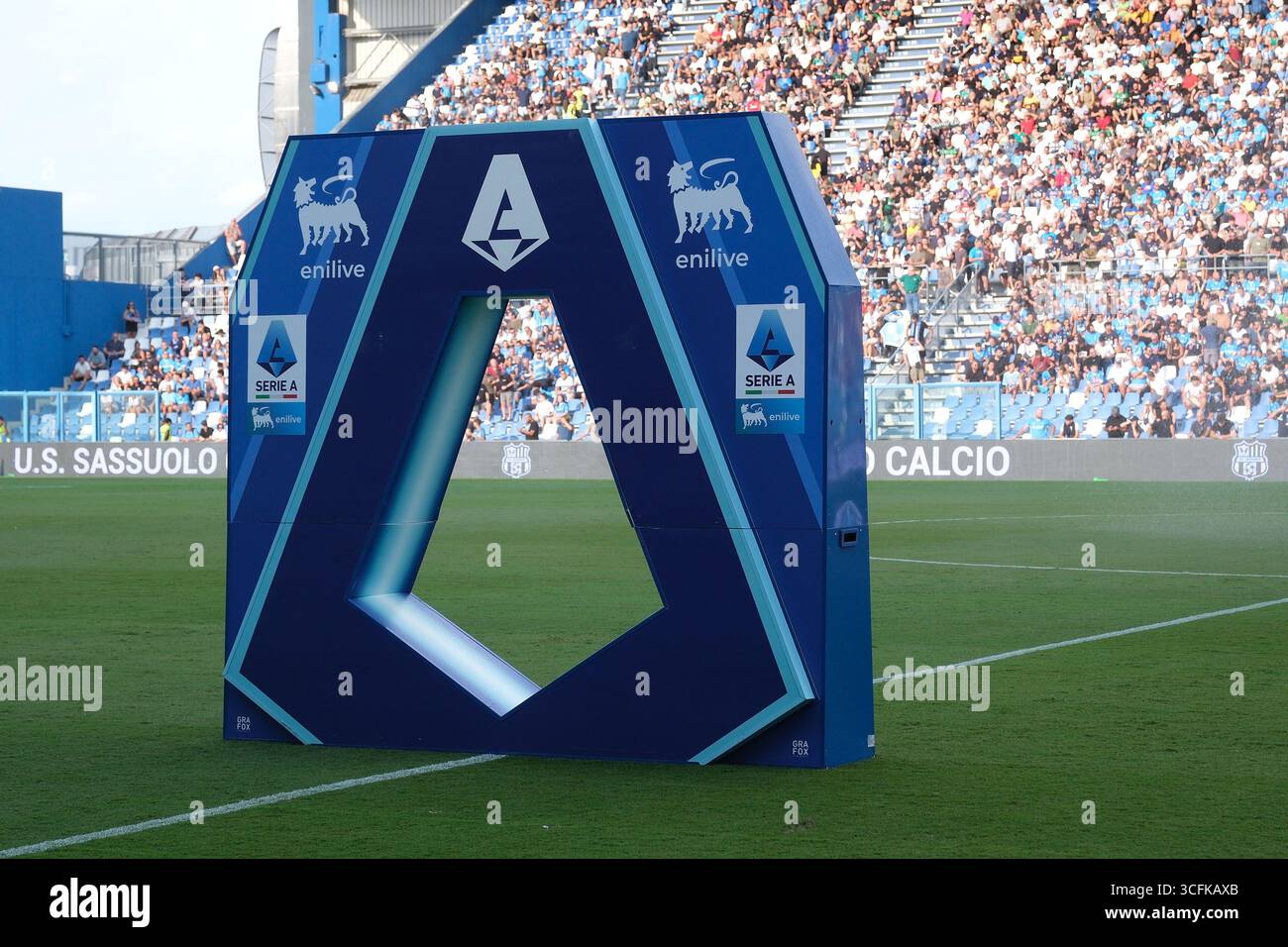 Reggio Emilia, Italie. 23 août 2025. Logo Serie A Enilive lors du match de football entre l'US Sassuolo Calcio et la SSC Napoli, MD1 du championnat italien de football Serie A Enilive 2025/2026 au Mapei Stadium le 23 août 2025, Reggio Emilia, Italie. Crédit : Roberto Tommasini/Alamy Live News Banque D'Images