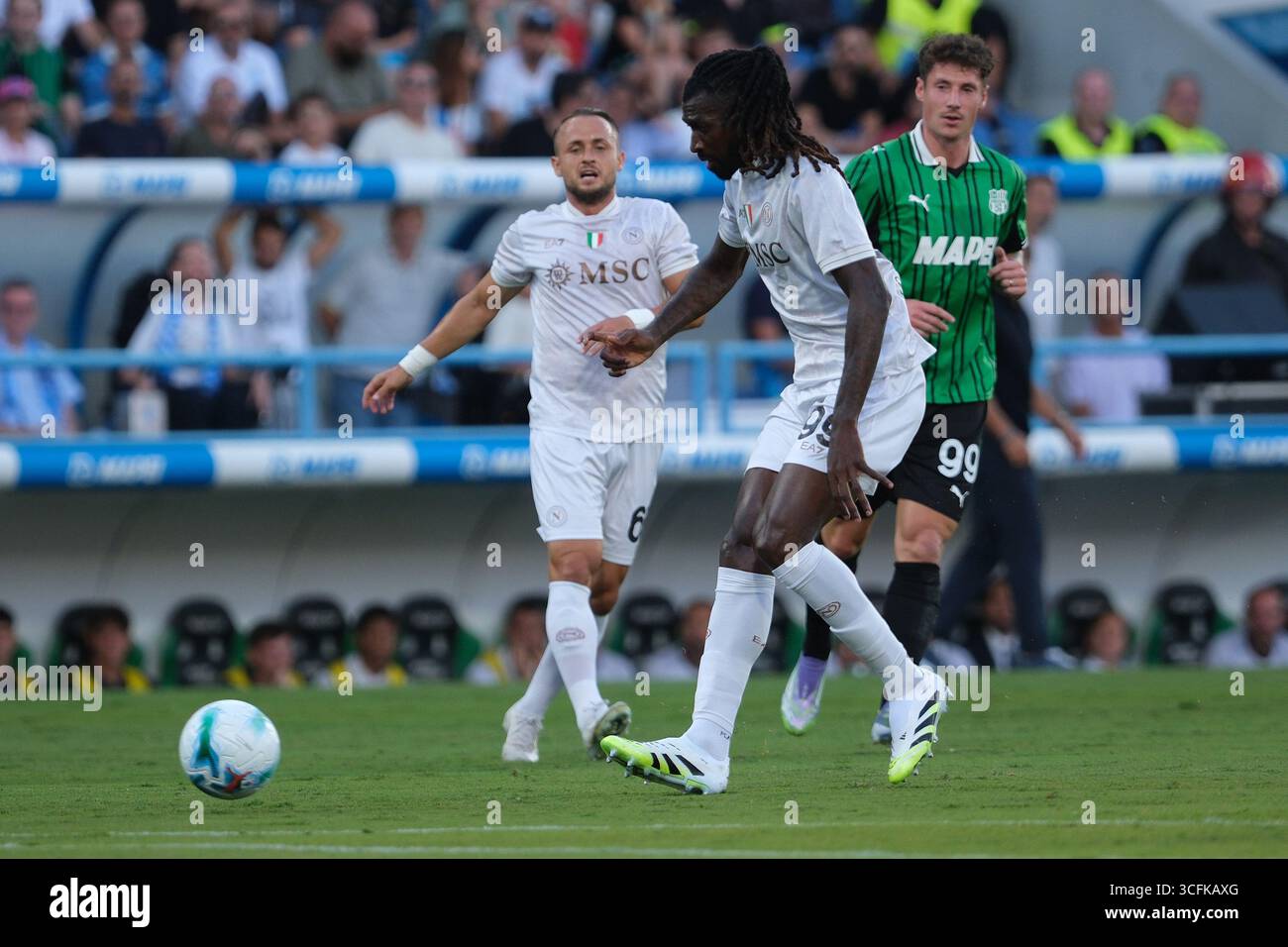 Reggio Emilia, Italie. 23 août 2025. Frank Anguissa de SSC Napoli lors du match de football entre l'US Sassuolo Calcio et SSC Napoli, MD1 de Serie A Enilive championnat d'Italie de football 2025/2026 au Mapei Stadium le 23 août 2025, Reggio Emilia, Italie. Crédit : Roberto Tommasini/Alamy Live News Banque D'Images