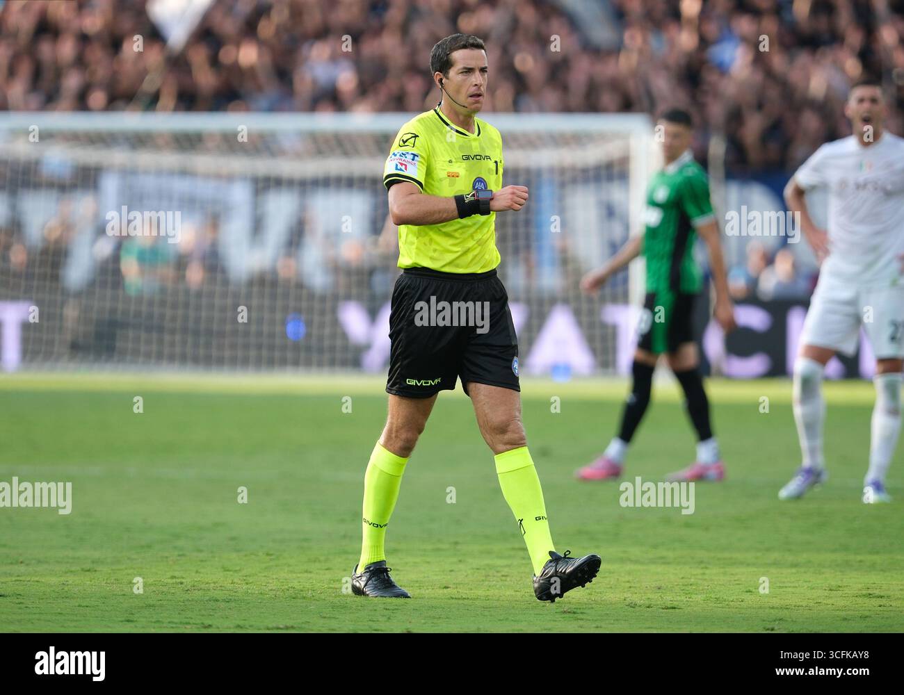 Reggio Emilia, Italie. 23 août 2025. L'arbitre du match, Giovanni Ayroldi de la délégation Molfetta lors du match de football entre l'US Sassuolo Calcio et la SSC Napoli, MD1 du championnat italien de football Serie A Enilive 2025/2026 au Mapei Stadium le 23 août 2025, Reggio Emilia, Italie. Crédit : Roberto Tommasini/Alamy Live News Banque D'Images