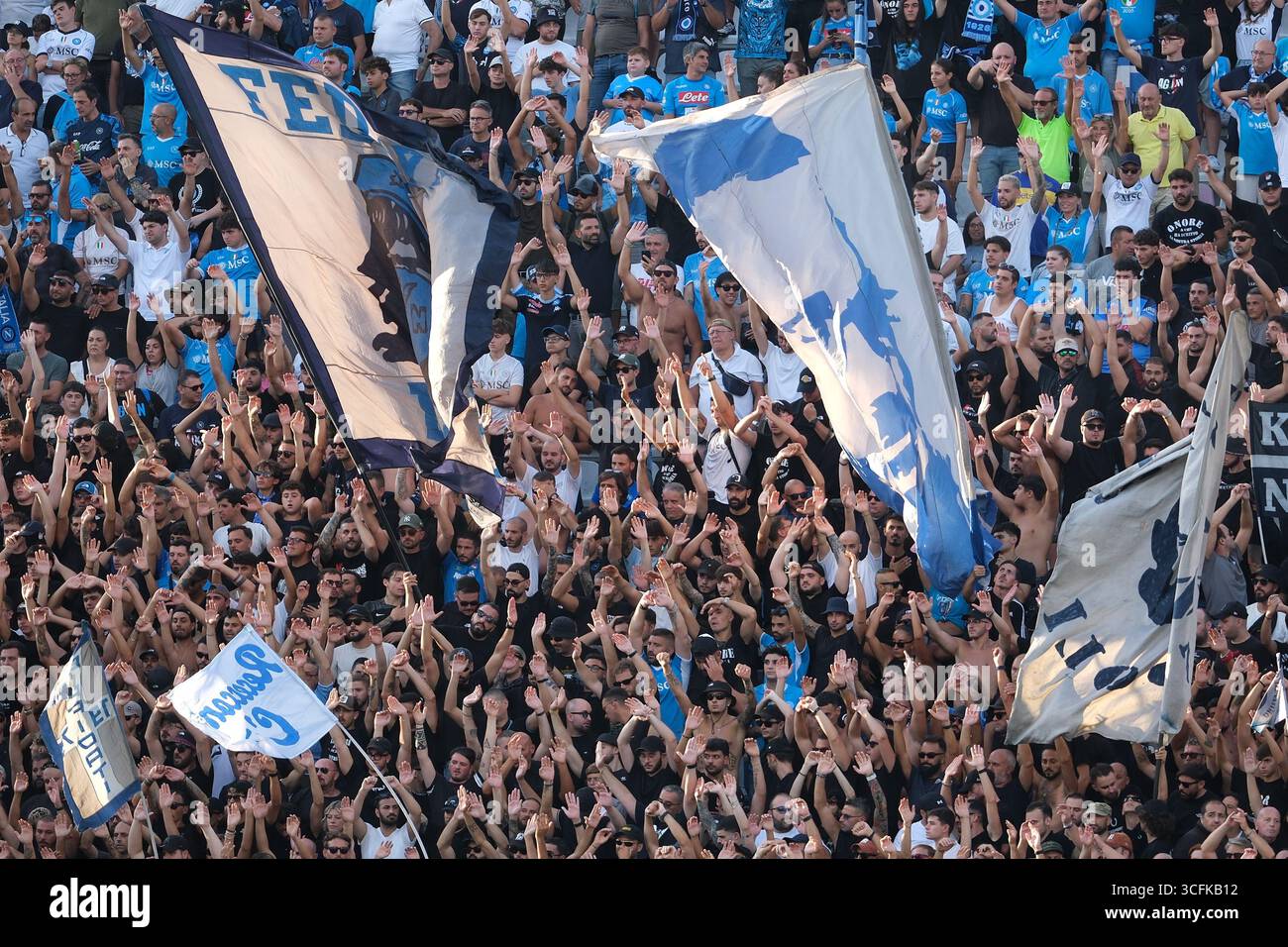 Reggio Emilia, Italie. 23 août 2025. Supporters de SSC Napoli lors du match de football entre l'US Sassuolo Calcio et SSC Napoli, MD1 du championnat italien de football Serie A Enilive 2025/2026 au Mapei Stadium le 23 août 2025, Reggio Emilia, Italie. Crédit : Roberto Tommasini/Alamy Live News Banque D'Images