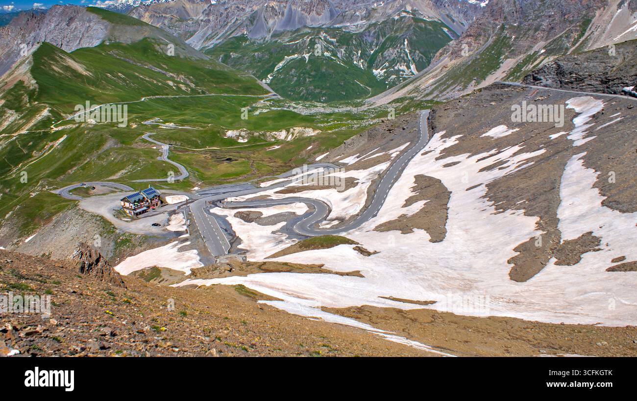 Vue sur les aiguillages du Col du Galibier – célèbre ascension alpine pendant le Tour de France, route sinueuse menant au sommet des Alpes françaises. Banque D'Images