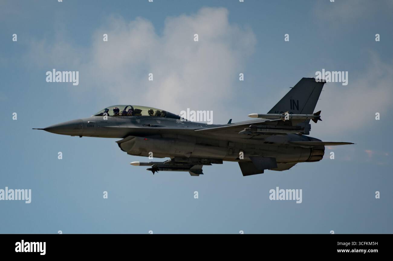 Un pilote de l'US Air Force affecté au 163rd Fighter Squadron and Brig. Gen. Michael Stohler, adjudant général adjoint pour l'Air, Indiana Air National Banque D'Images