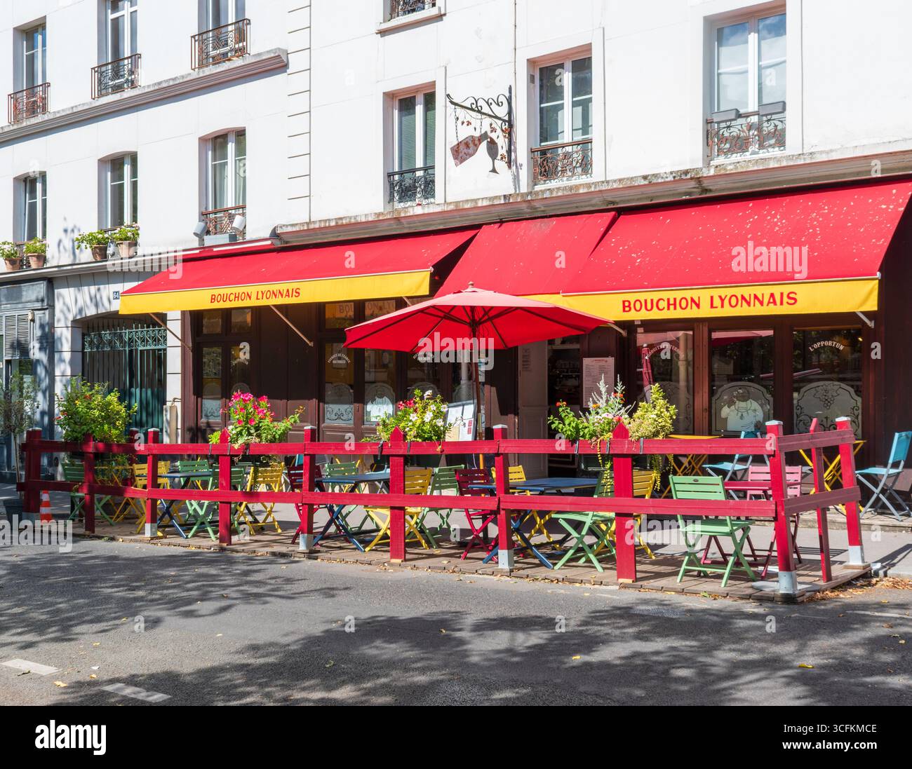 Paris, France - 08 22 2025 : façade du restaurant bouchon Lyonnais, dans le quartier Montparnasse, Paris, France Banque D'Images