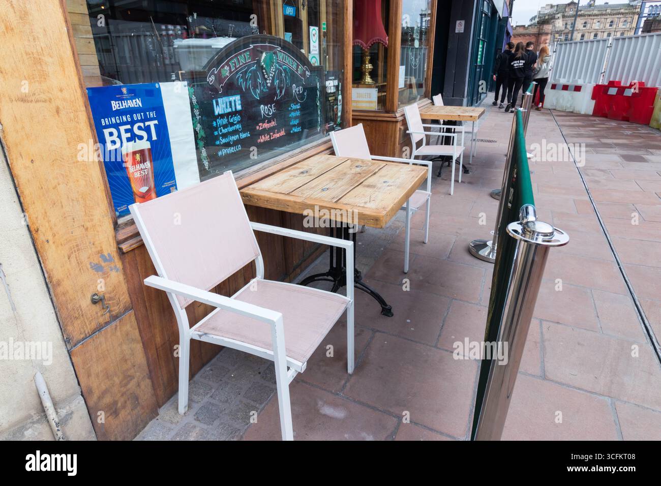 Places assises à l'extérieur devant le Music and Arts Cafe Bar, Carlisle, Angleterre Banque D'Images