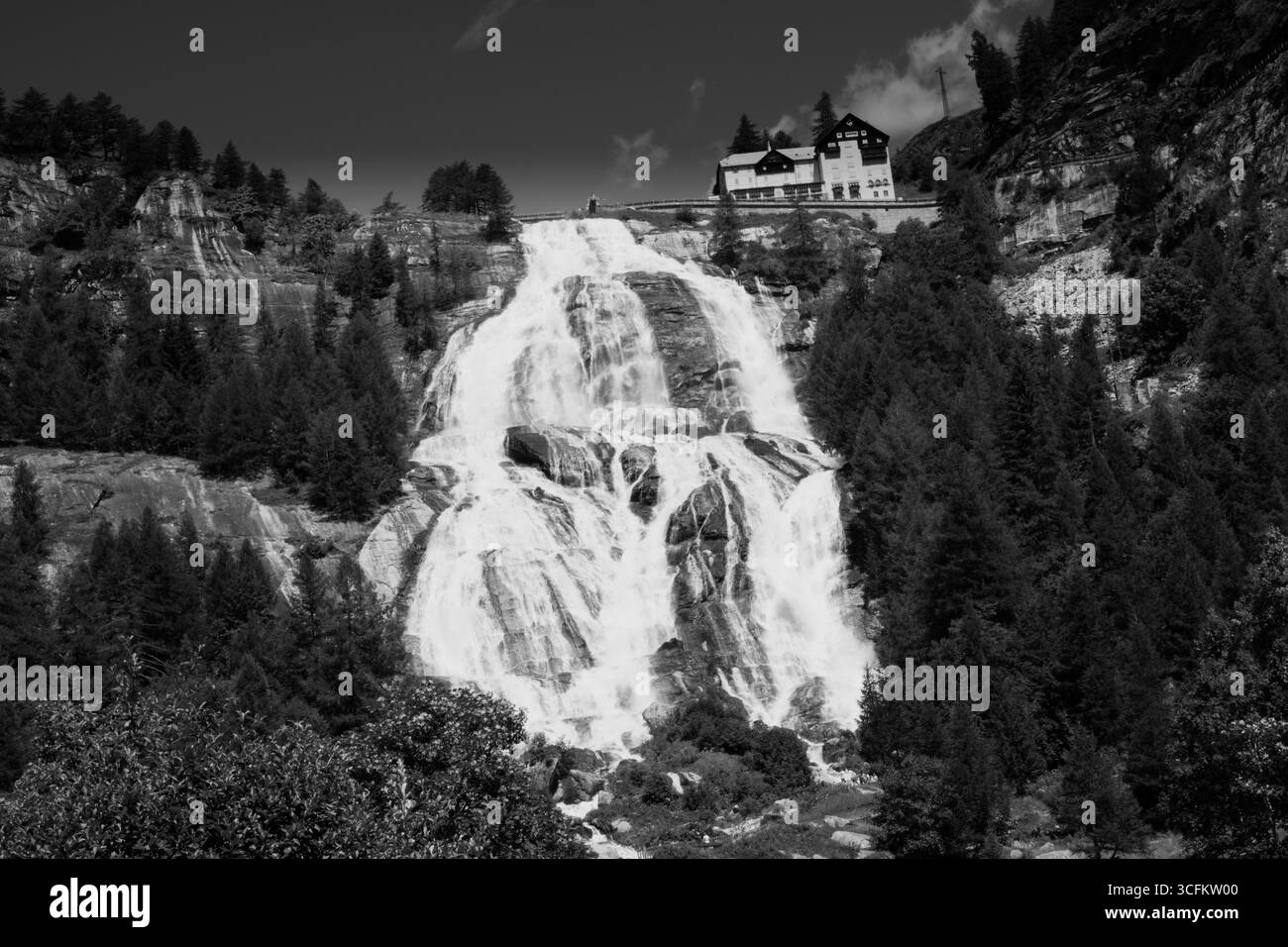 Cascata del Toce cascade dans les Alpes italiennes, Val Formazza, Piémont, Italie. Une célèbre cascade alpine entourée de montagnes, de forêts et de nature Banque D'Images
