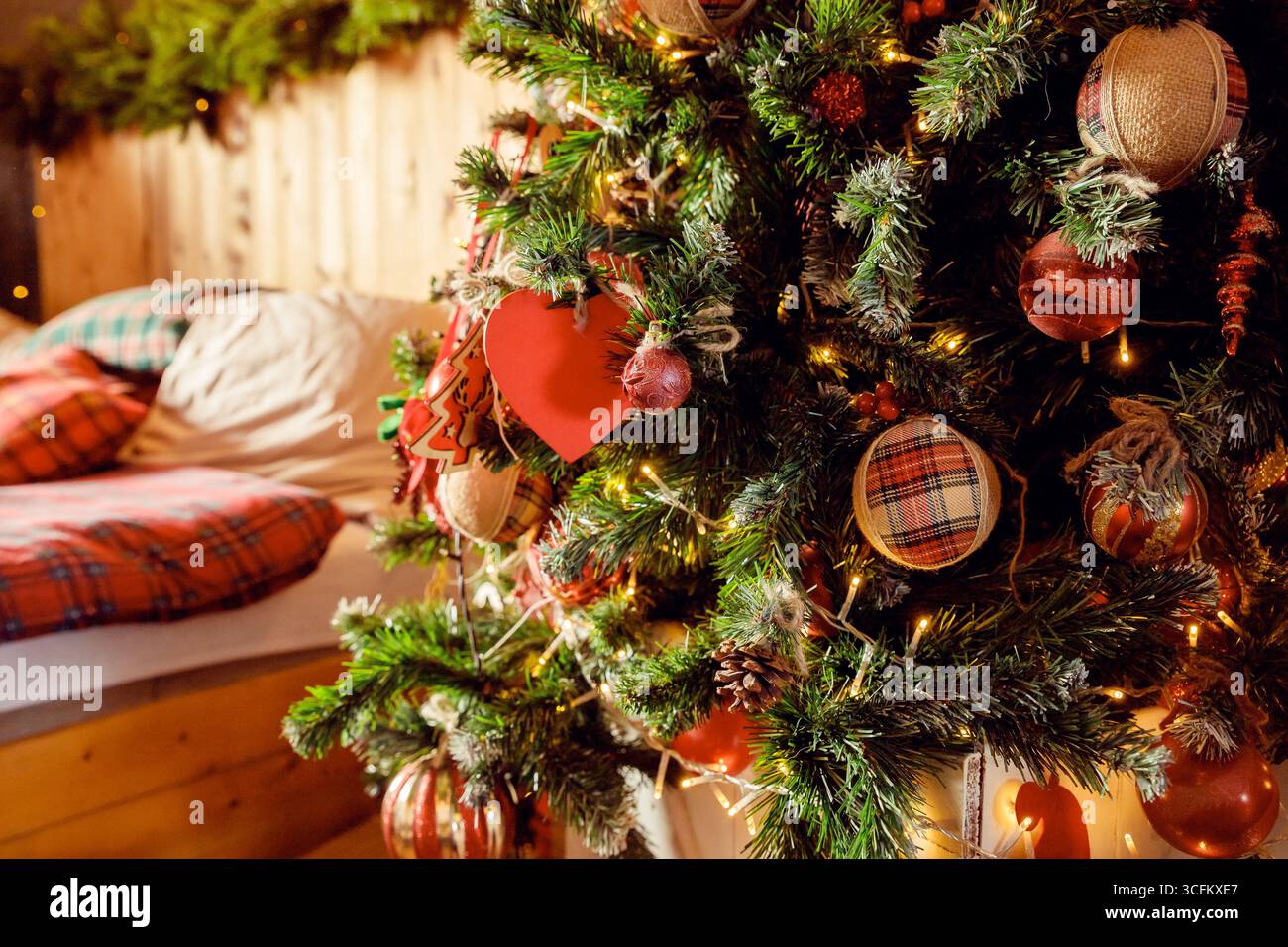 Décoration classique Christmass ou nouvel an avec beaucoup de boîtes cadeaux sous épicéa dans une chambre avec mur de briques. Vintage nouvel an decore. Ambiance de Noël Banque D'Images