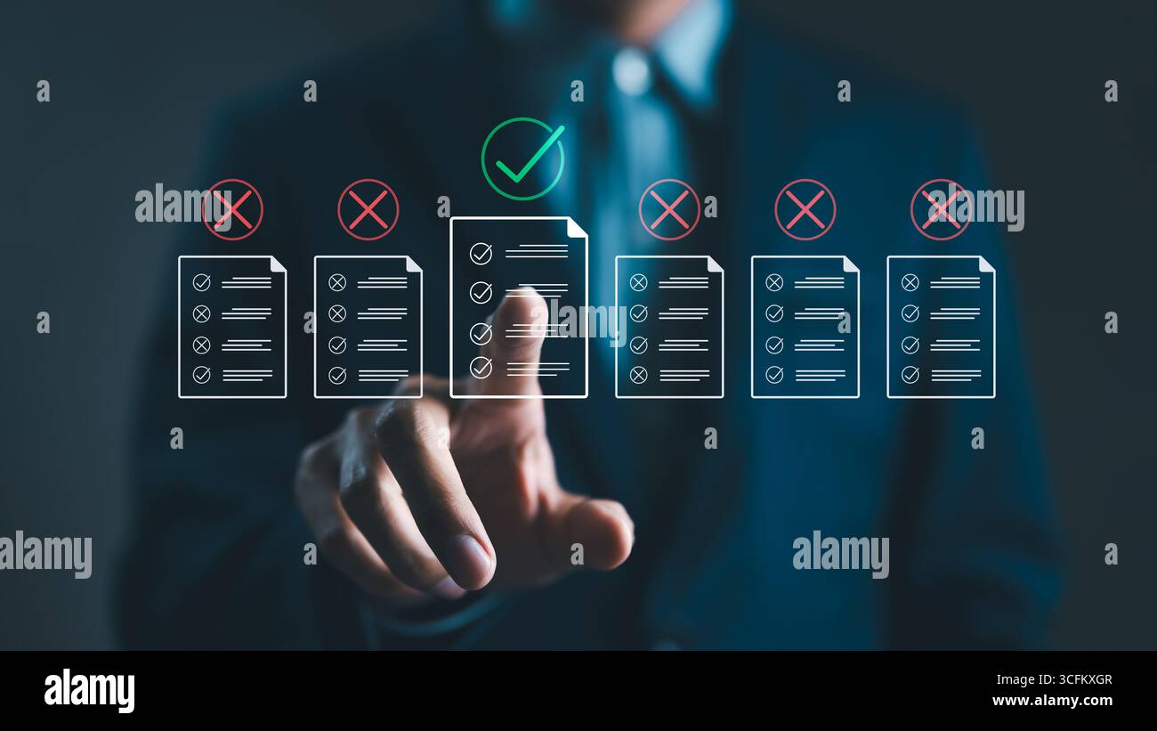 Concept de contrôle qualité des documents. Homme d'affaires touchant le document approuver sans papier. assurance approuvée. Analyste des documents de la liste de contrôle. Certificat de qualité Banque D'Images