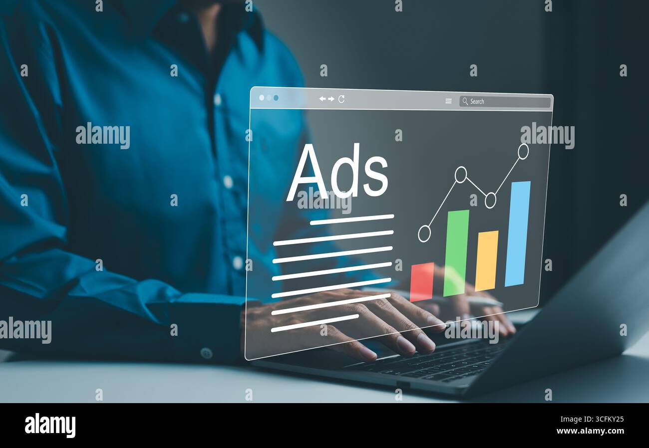 Publicité sur le site Web et les médias sociaux, bannières publicitaires sur Internet, concept de marketing numérique. Marketeur analysant les campagnes publicitaires en ligne et les performances Banque D'Images