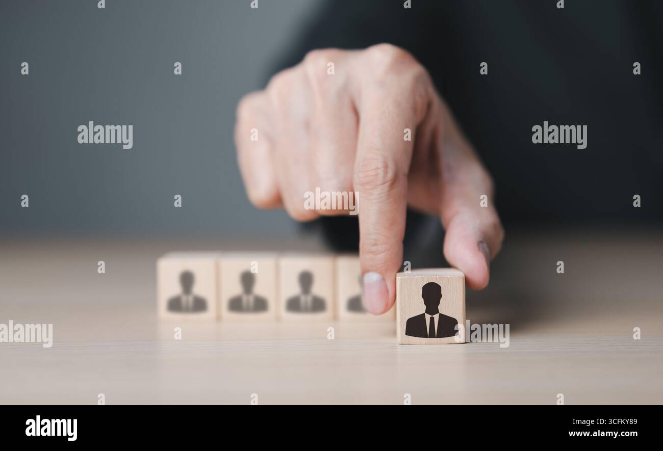 RH, concept technologique de gestion des ressources humaines. Professionnel des ressources humaines choisir le meilleur candidat pour un emploi, représenté par un bloc de bois Banque D'Images