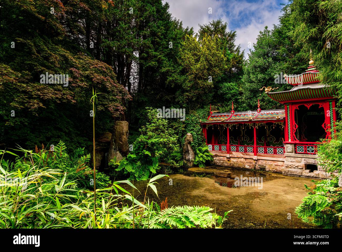 « Pavillon de style chinois traditionnel entouré d'une végétation luxuriante et d'un étang réfléchissant dans un cadre paisible de jardin botanique » Banque D'Images