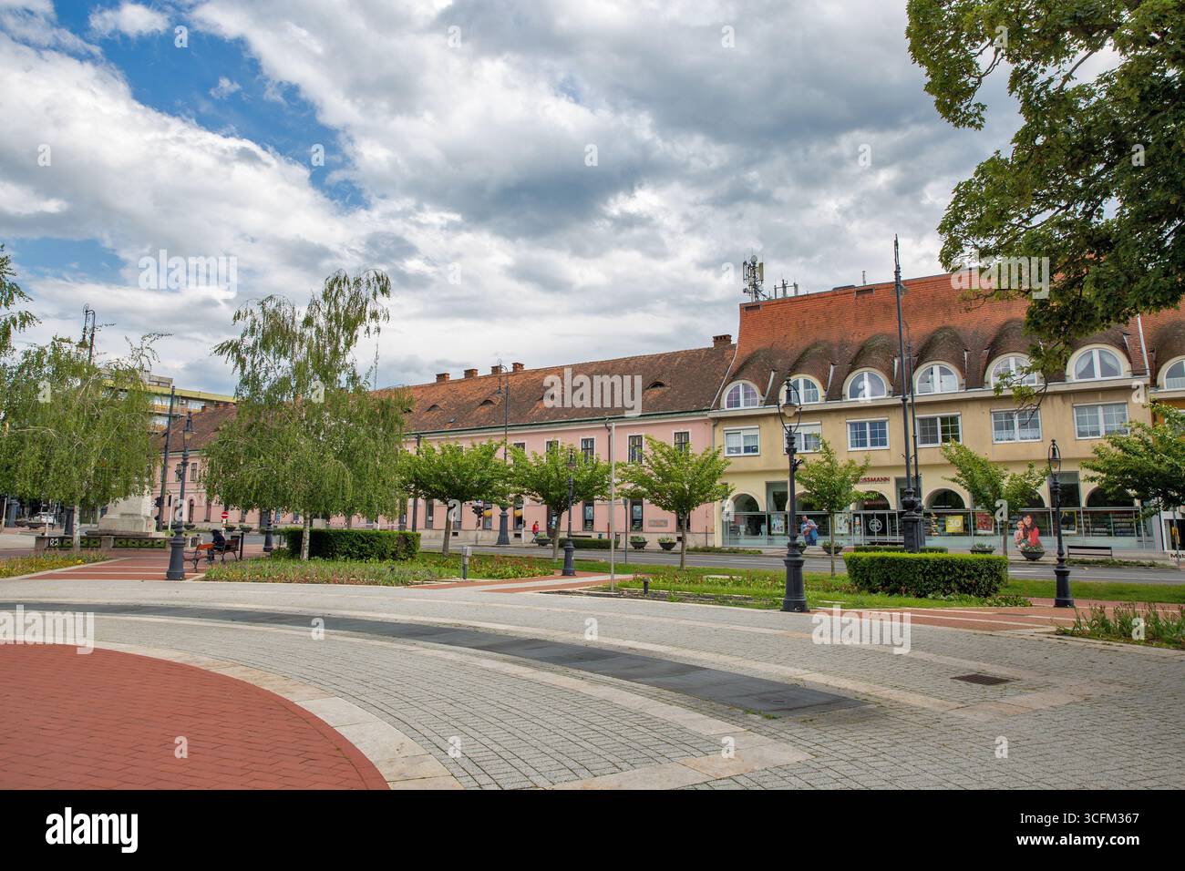 Nagykanizsa, Hongrie - 18 mai 2025 : vue panoramique sur le centre-ville avec l'architecture traditionnelle hongroise avec des façades colorées, des lucarnes et Banque D'Images
