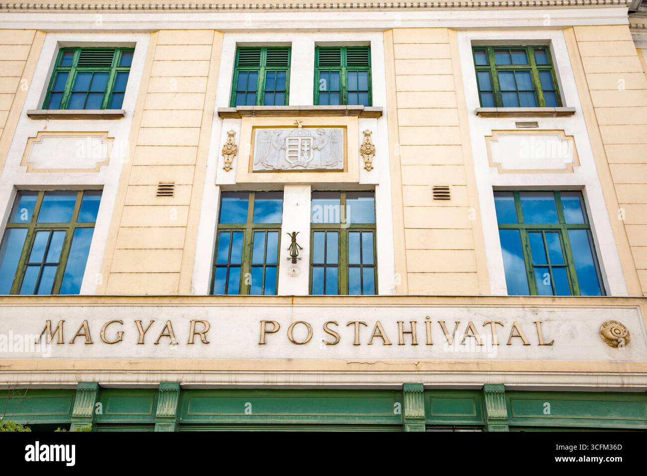 Nagykanizsa, Hongrie - 18 mai 2025 : élégante façade néoclassique du bâtiment Magyar Postahivatal (poste hongroise) avec fenêtres symétriques Banque D'Images