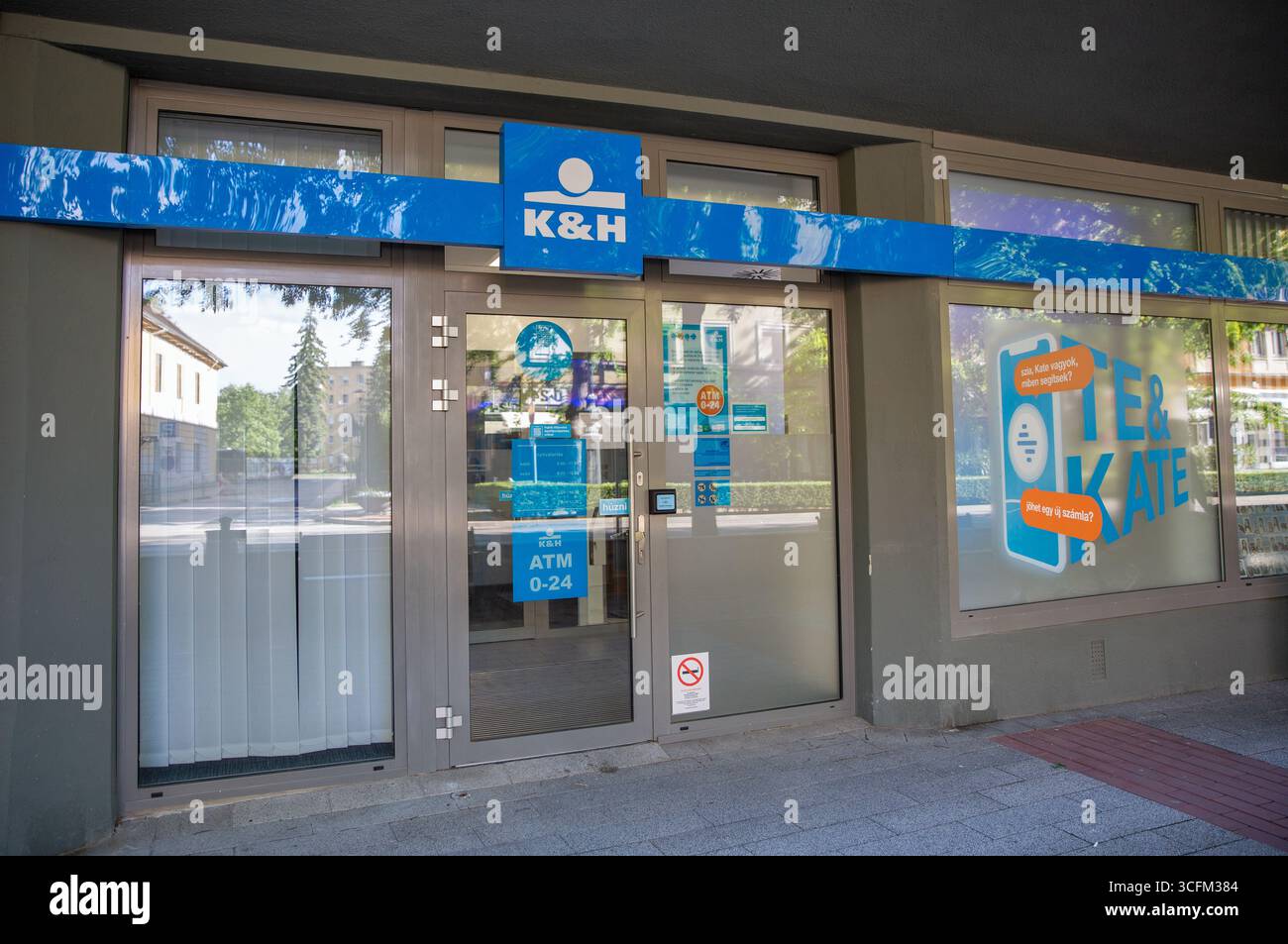 Nagykanizsa, Hongrie - 18 mai 2025 : succursale moderne de K et H Bank avec marque bleue, fenêtres en verre, services de guichet automatique et ma promotionnelle hongroise Banque D'Images