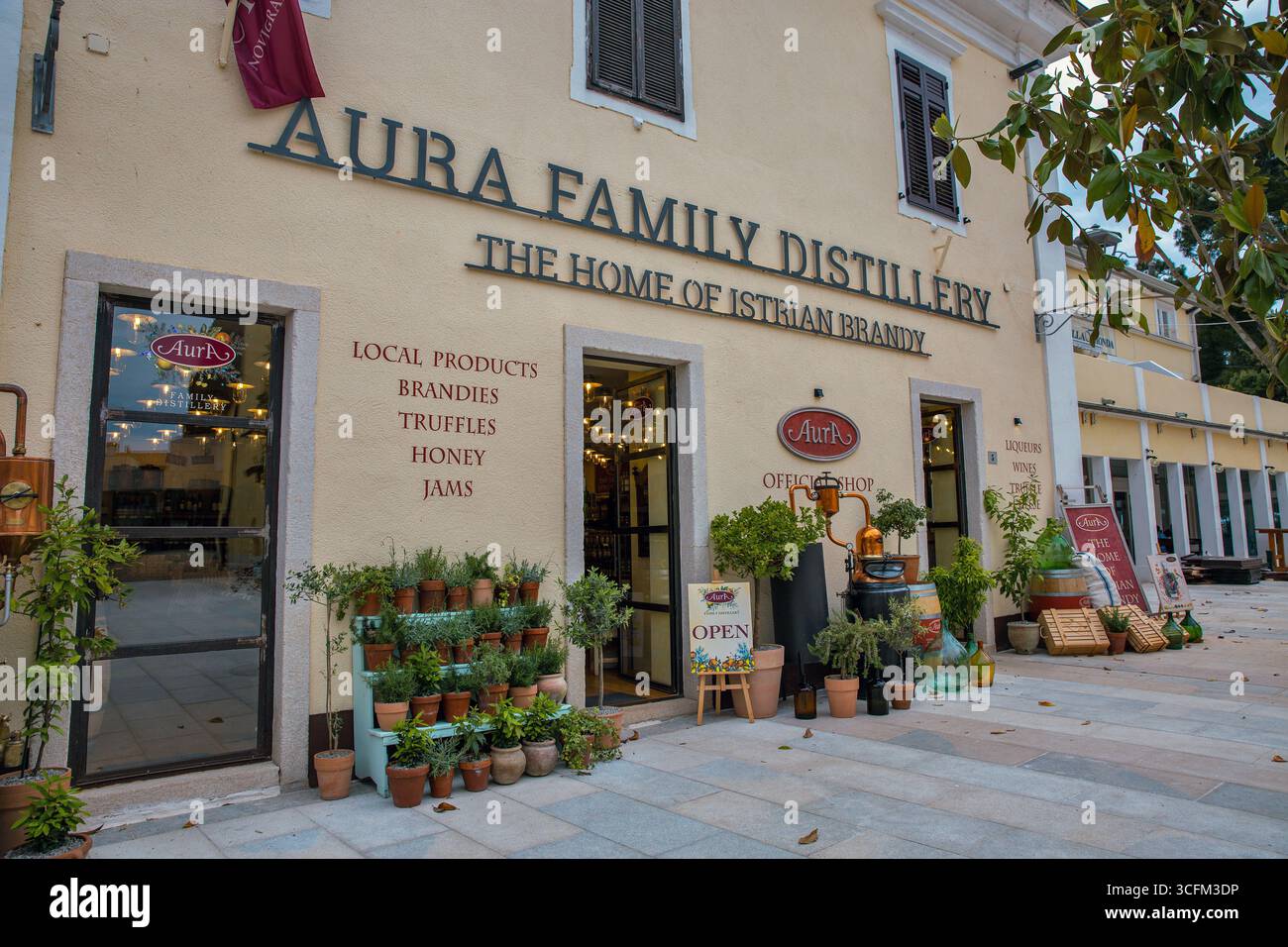 Novigrad, Croatie - 22 mai 2025 : façade traditionnelle de la distillerie familiale aura croate présentant des eaux-de-vie locales, des truffes, du miel et des confitures au cha Banque D'Images