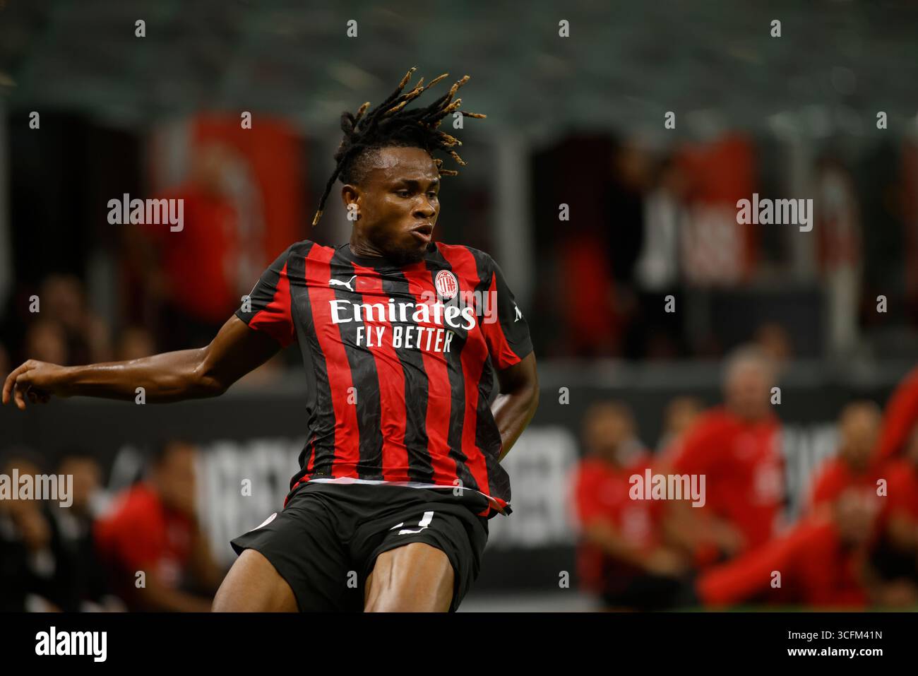 Milan, Turin. 23 août 2025. Samuel Chukwueze de l'AC Milan lors de la saison italienne Serie A 2025/26, match de football entre l'AC Milan et l'US Cremonese le 23 août 2025 au Stadio ''Giuseppe Meazza'' San Siro, Milan, Italie. Crédit : Nderim Kaceli/Alamy Live News Banque D'Images