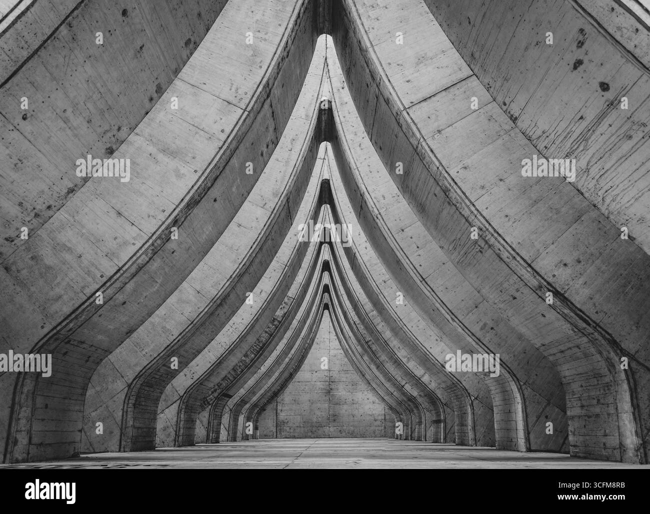 Une structure intérieure brutale et moderne en béton avec des motifs courbes à Sihlcity, Zurich, Suisse, en noir et blanc Banque D'Images