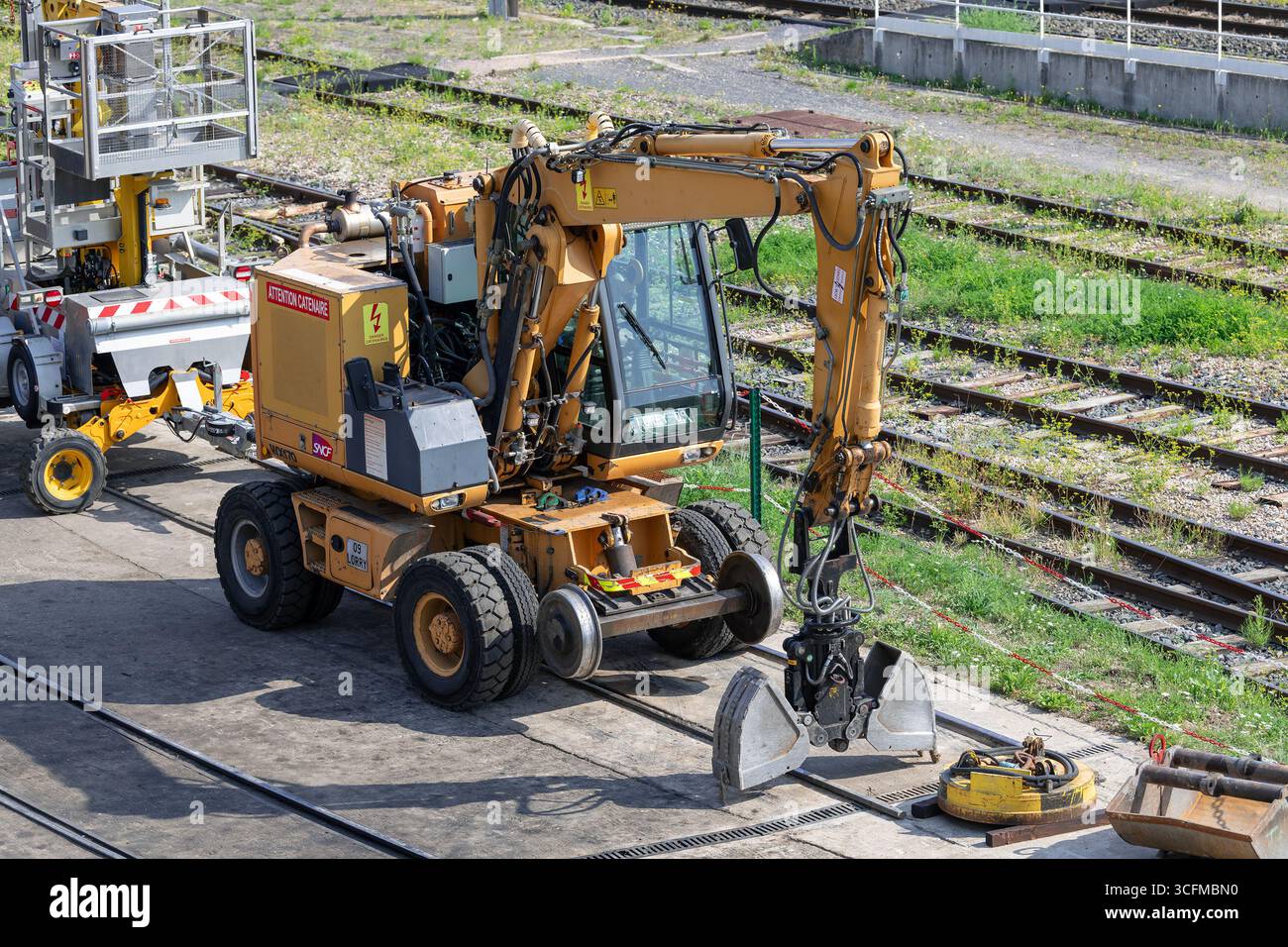 Nancy, France - vue sur une pelle sur roues rail-route orange CASE WX170 PRR sur un chantier de construction pour la rénovation d'une ligne de chemin de fer. Banque D'Images Nancy, France - vue sur une pelle sur roues rail-route orange CASE WX170 PRR sur un chantier de construction pour la rénovation d'une ligne de chemin de fer. Banque D'Images
